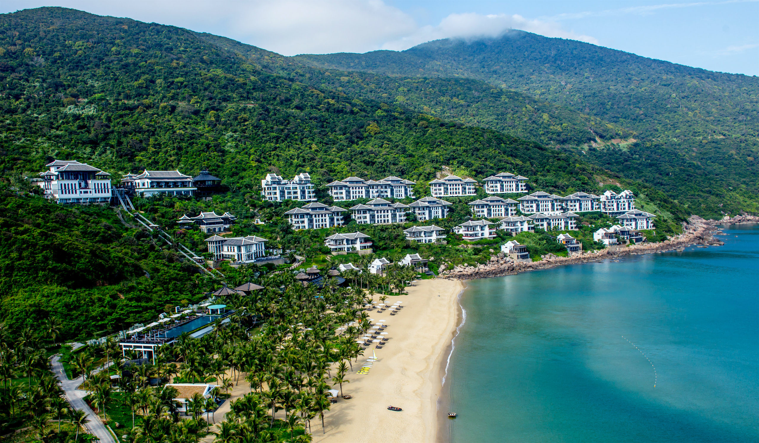 Ba%CC%89n%20sao%20cu%CC%89a%20InterContinental%20Danang%20Sun%20Peninsula%20Resort%20to%CC%A3a%20la%CC%A3c%20ta%CC%A3i%20ba%CC%81n%20%C4%91a%CC%89o%20So%CC%9Bn%20Tra%CC%80.jpg