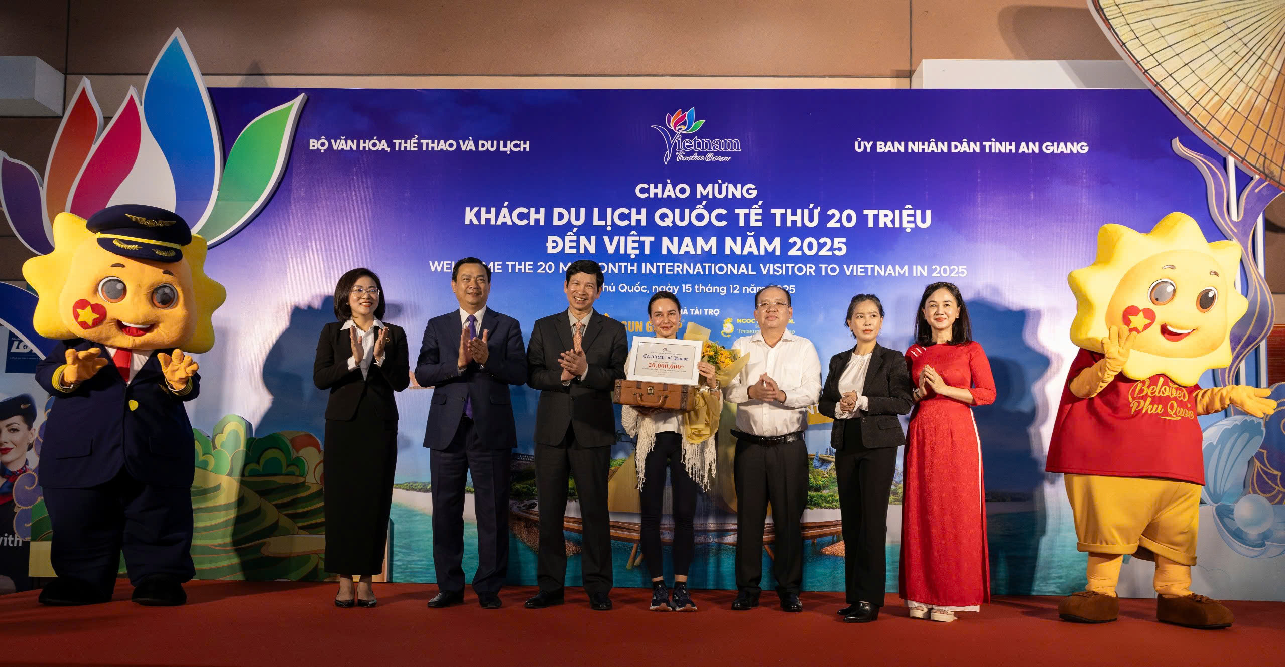 Đại diện Cục Du lịch quốc gia, UBND tỉnh An Giang, Bộ Văn hóa, Thể thao và Du lịch cùng đại diện các doanh nghiệp chào đón vị khách may mắn thứ 20 triệu