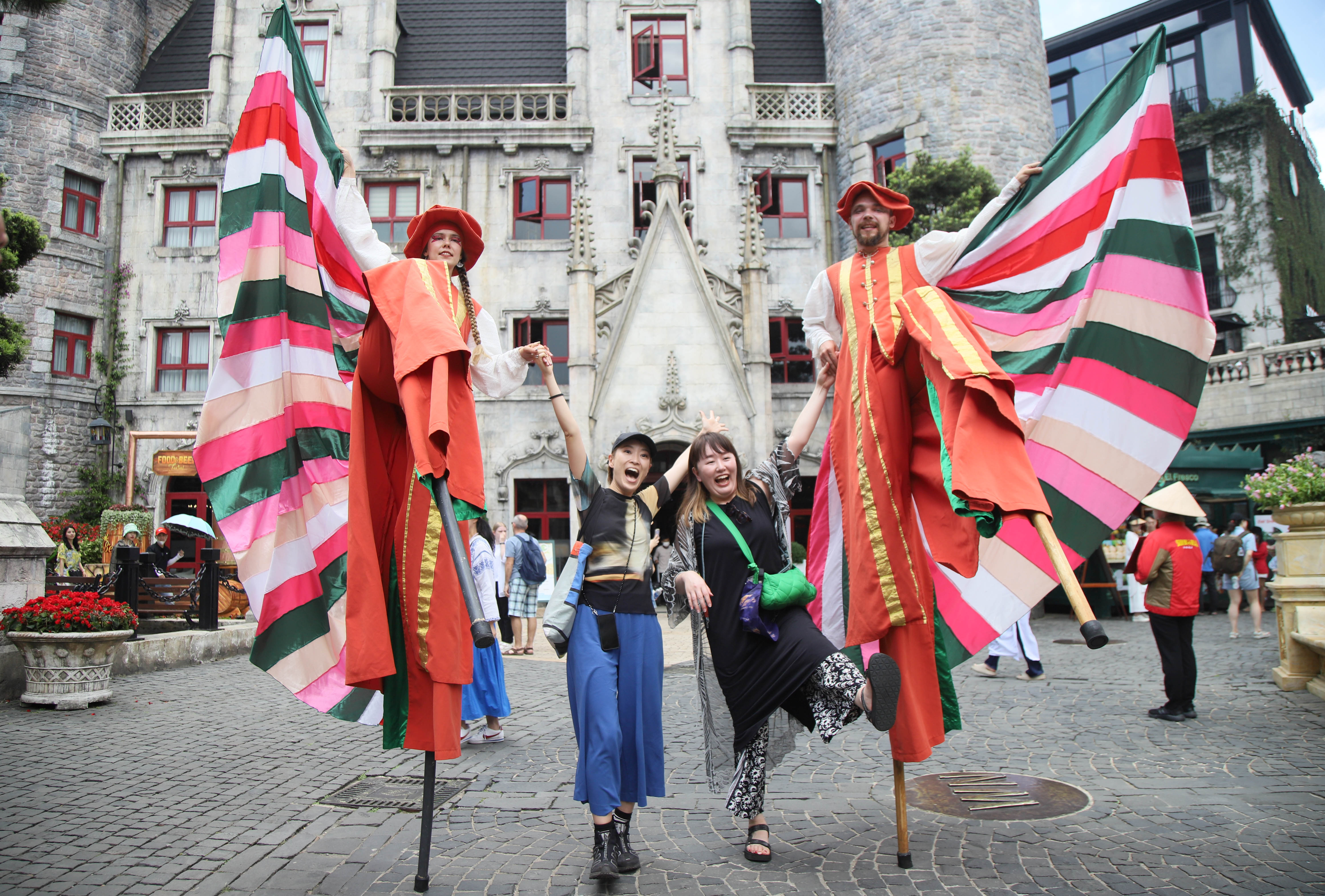 Korean%20tourists%20in%20Ba%20Na.jpg