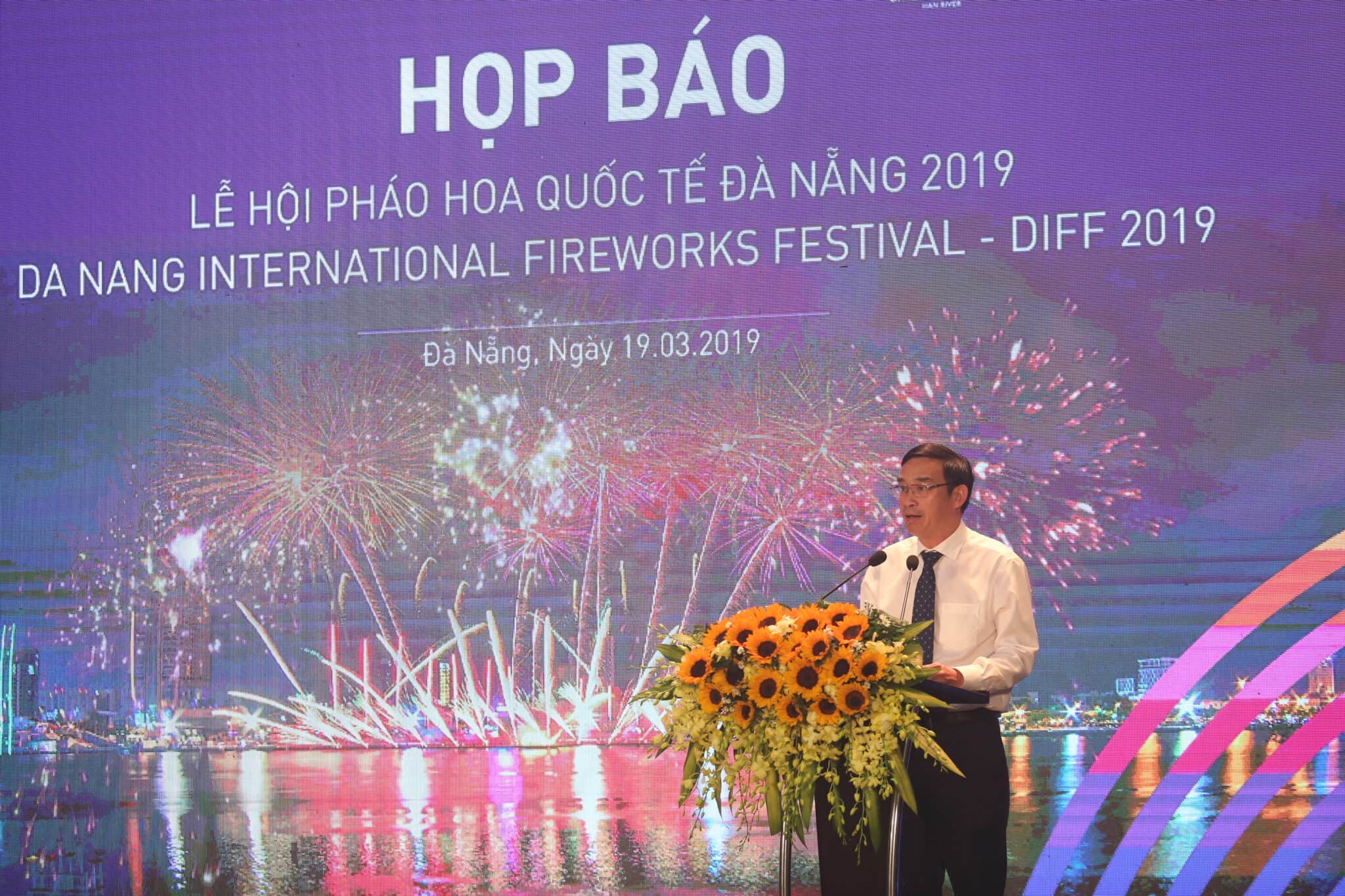 Hop-Bao-DIFF-2019-%C3%94ng-L%C3%AA-Trung-Chinh-%E2%80%93-Th%C3%A0nh-u%E1%BB%B7-vi%C3%AAn-Ph%C3%B3-CT-UBND-th%C3%A0nh-ph%E1%BB%91-%C4%90%C3%A0-N%E1%BA%B5ng-Tr%C6%B0%E1%BB%9Fng-ban-t%E1%BB%95-ch%E1%BB%A9c-ph%C3%A1t-bi%E1%BB%83u..jpg