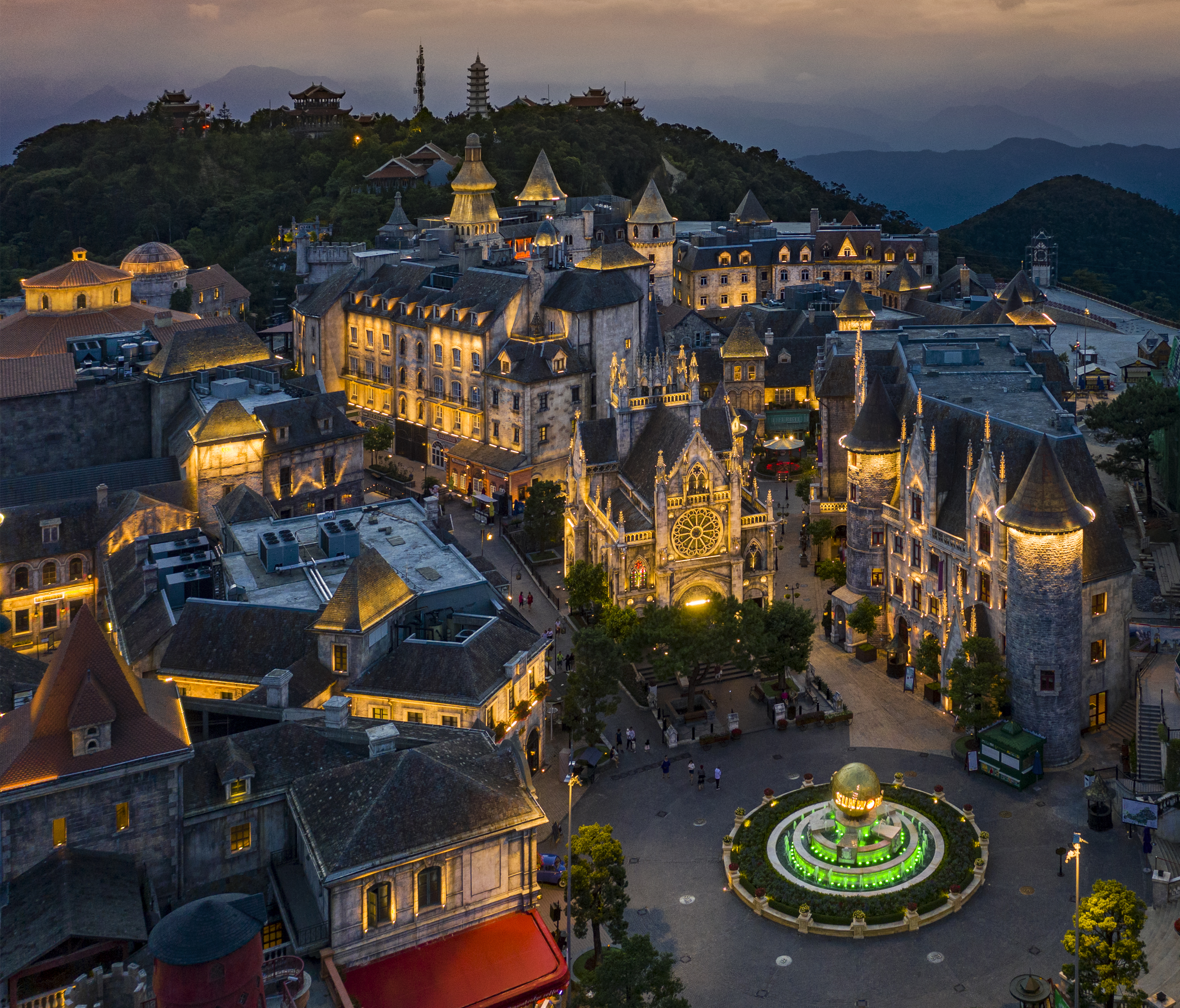 Khu nghỉ dưỡng cao cấp Oakwood Ha Long gần kề Sun Centro Town.