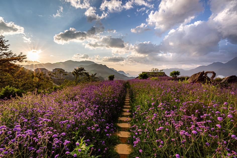 Biển Bãi Cháy thu hút du khách bởi cảnh quan tuyệt đẹp