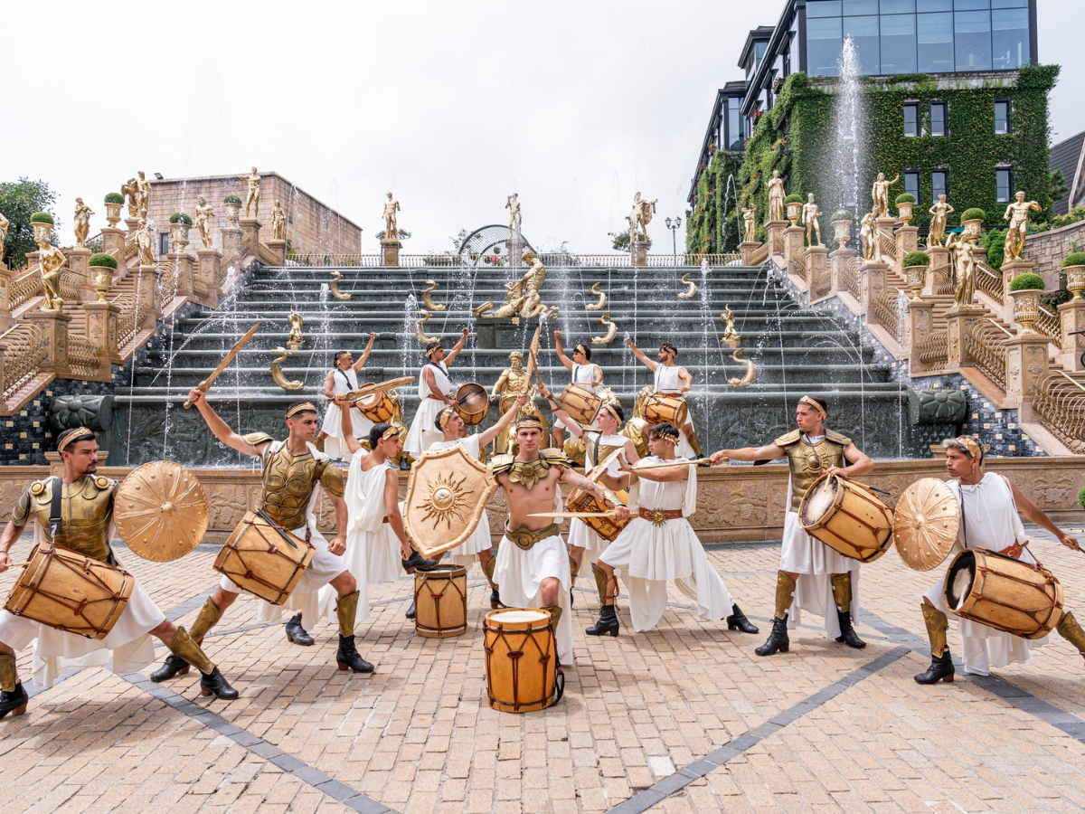 Những vũ điệu sôi động, mạnh mẽ của các show diễn sẽ mang đến cho du khách năng lượng tích cực trong hành trình đến với Bà Nà.