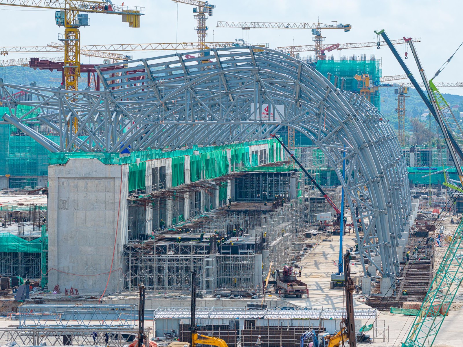 Hơn 2.500 công nhân ngày đêm làm việc 3 ca trên công trường Trung tâm Hội nghị APEC.