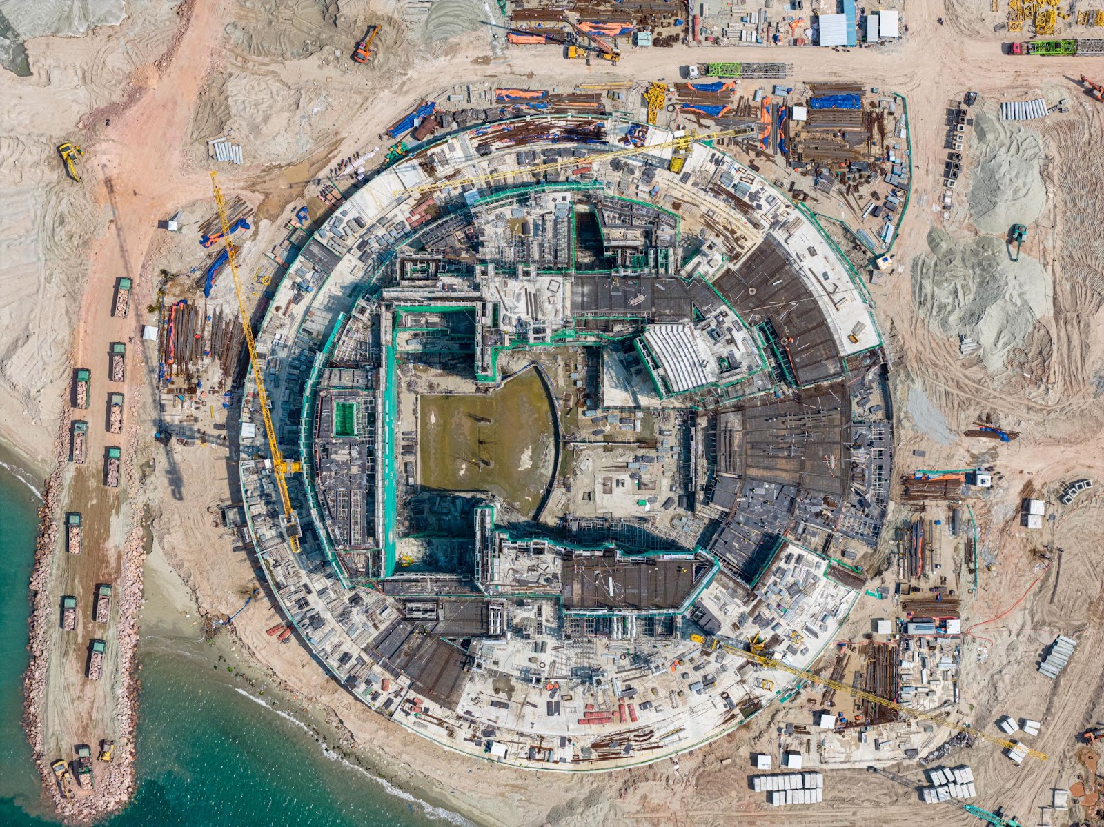 Từ trên cao có thể thấy nhà biểu diễn đa năng đang được xây dựng đến từng chi tiết sân khấu, khán đài.