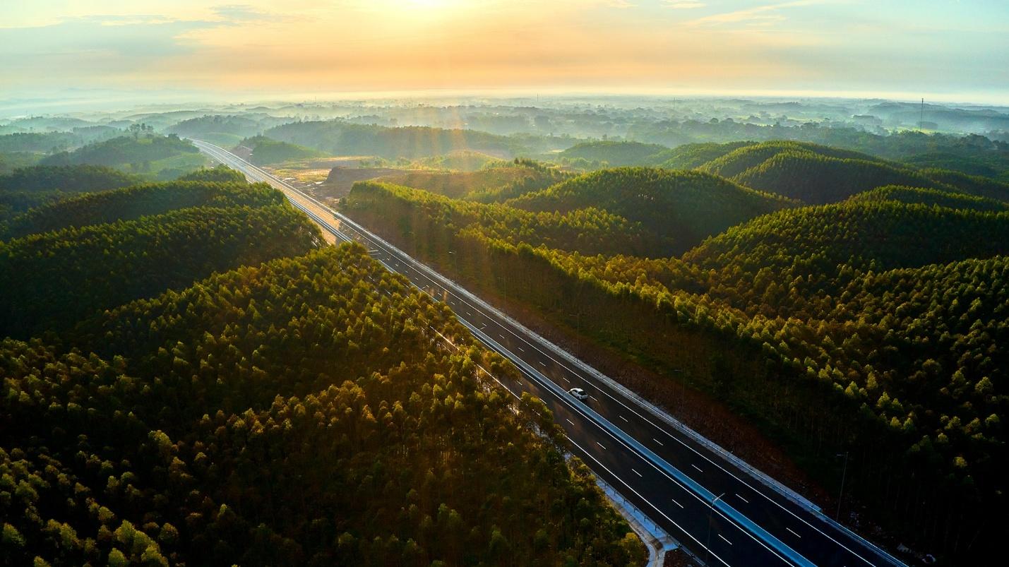 Vượt nhiều khó khăn trong thi công, Cao tốc Vân Đồn – Móng Cái được hoàn thành trong thời gian thần tốc với chất lượng cao nhất