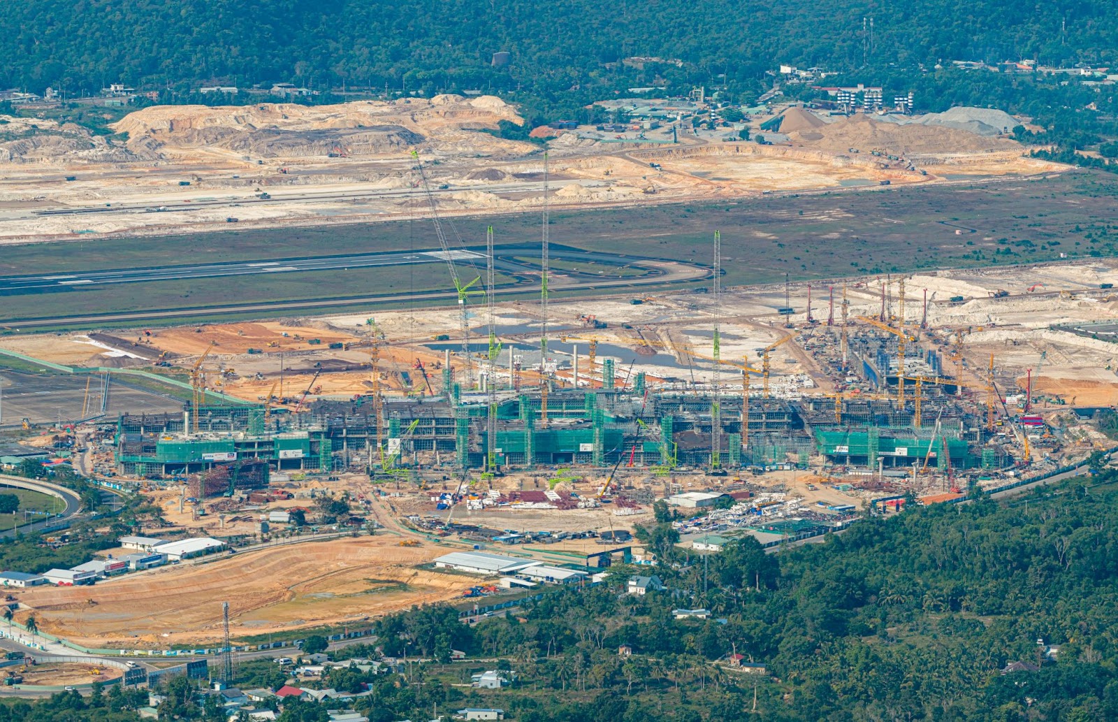 Công trường Nhà ga hành khách T2 và đường cất hạ cánh số 2.