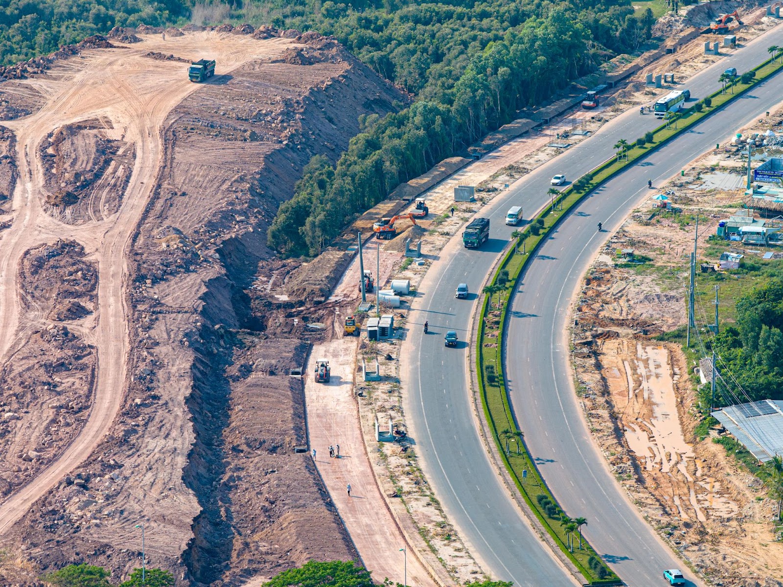 Toàn cảnh công trường thi công trục đại lộ ĐT.975 mở rộng.