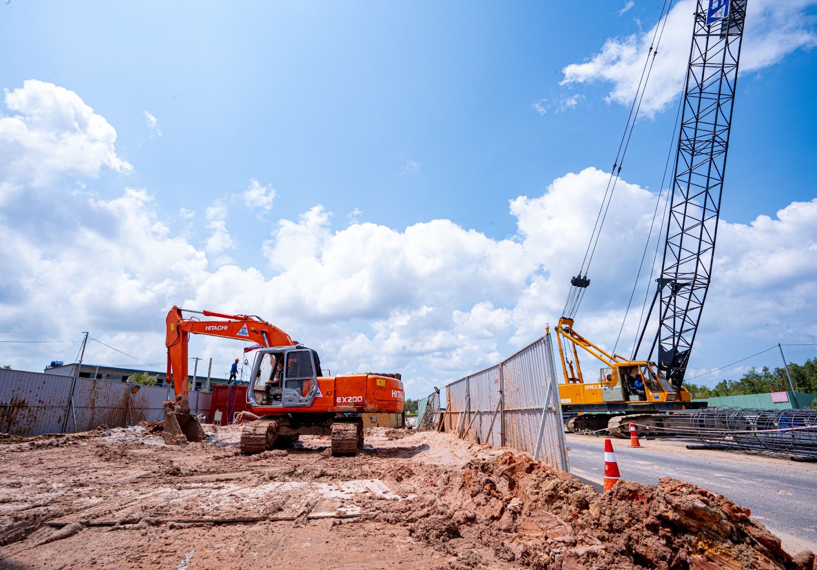 Phối cảnh tuyến tàu điện LRT trên cao đi qua nút giao vòng xuyến.