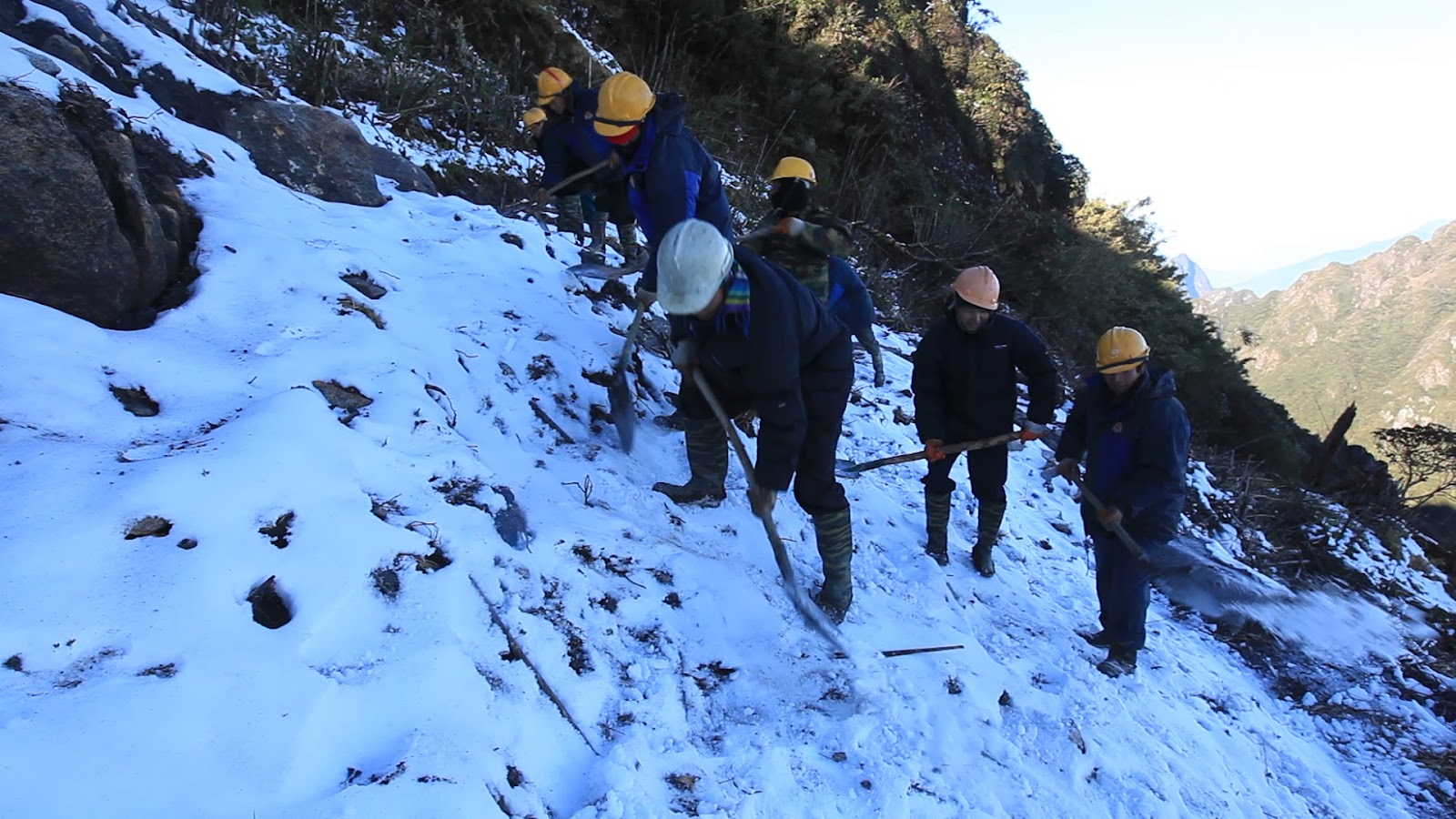 Trong suốt nhiều tháng, cuộc sống của những người công nhân, kỹ sư trên đỉnh Fansipan chẳng khác nào “sống trong tủ lạnh”.
