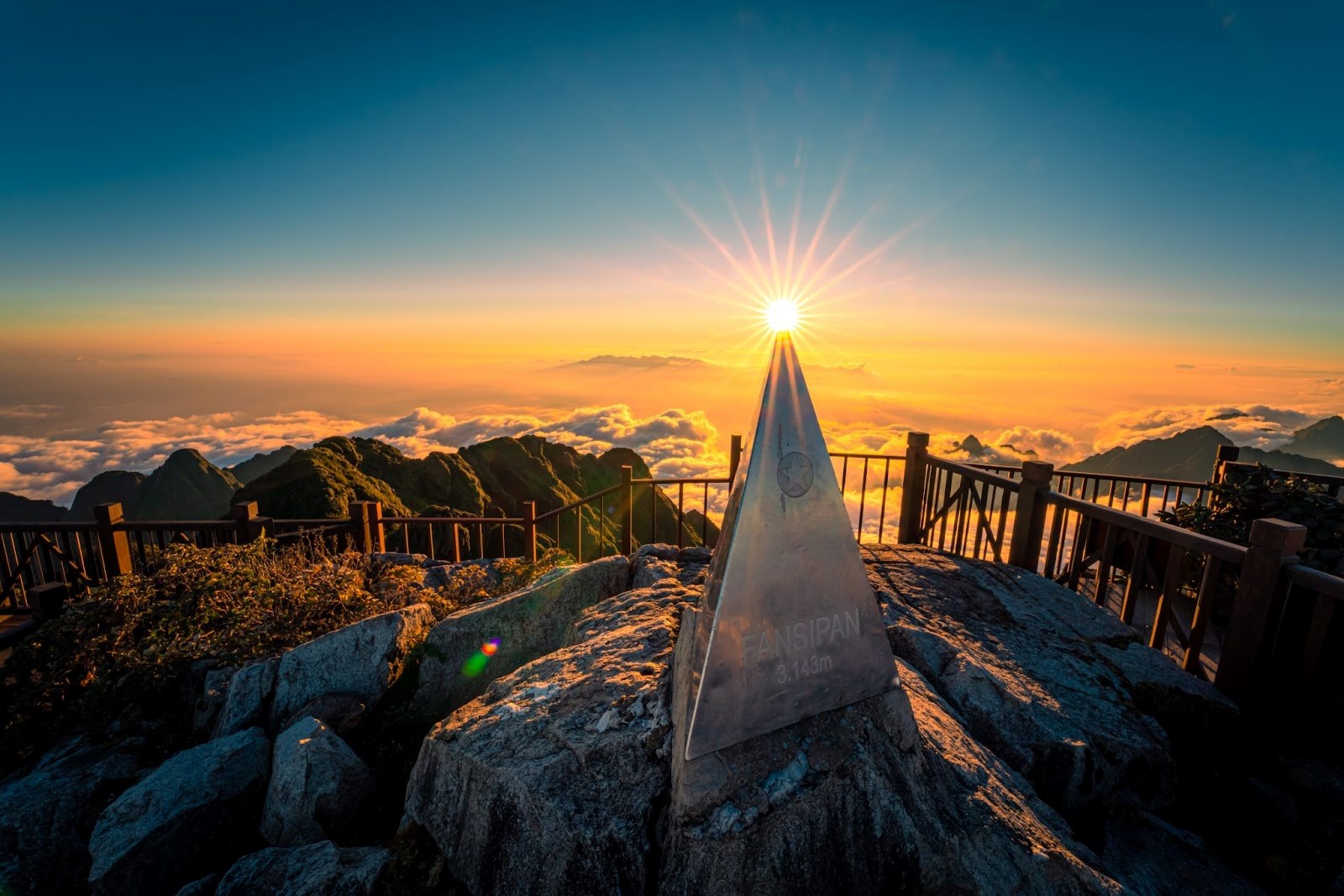 Trước khi có cáp treo, Fansipan vẫn là giấc mơ của số ít du khách Việt.