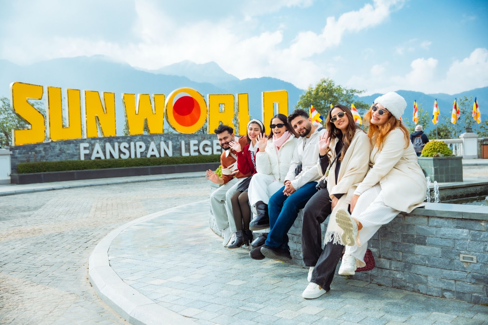 Ngày càng nhiều du khách quốc tế lựa chọn Fansipan làm điểm đến check in khi tới Việt Nam.