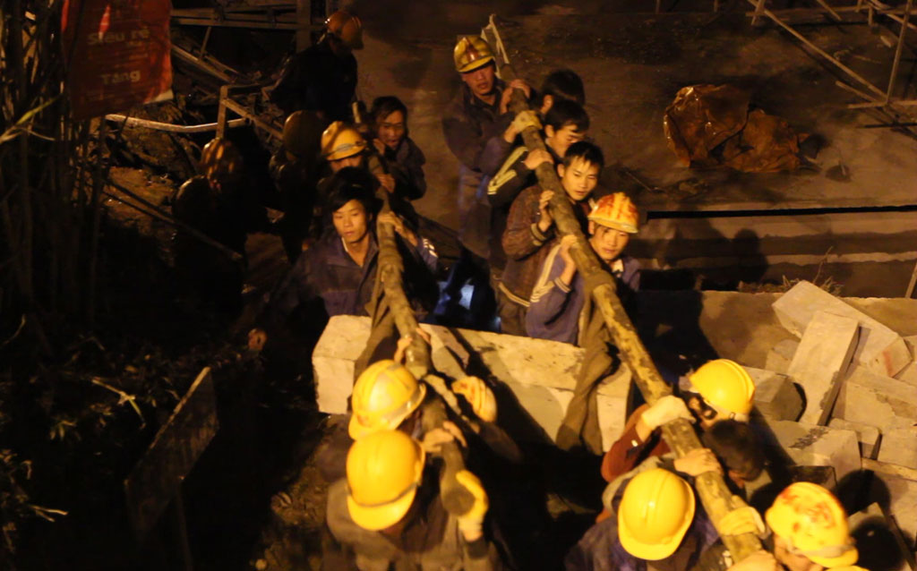 Những người công nhân với nỗ lực phi thường suốt 800 ngày thi công trong điều kiện khắc nghiệt, địa thế hiểm trở.