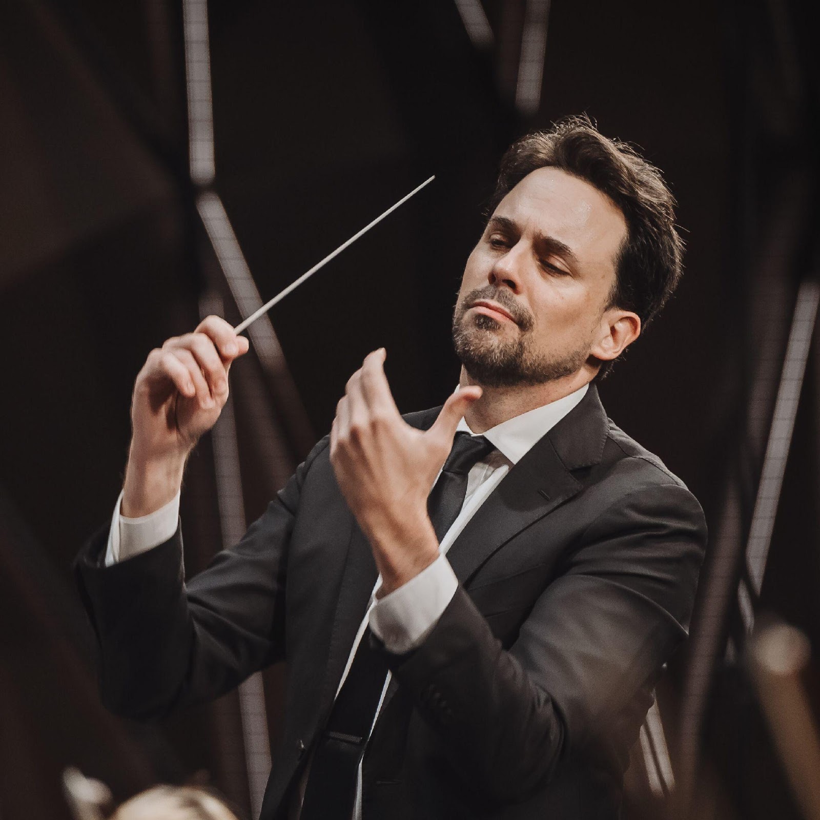 Nhạc trưởng Olivier Ochanine – Giám đốc âm nhạc của Dàn nhạc giao hưởng Mặt trời (SSO) làm diễn giả trong Art.itecture #2