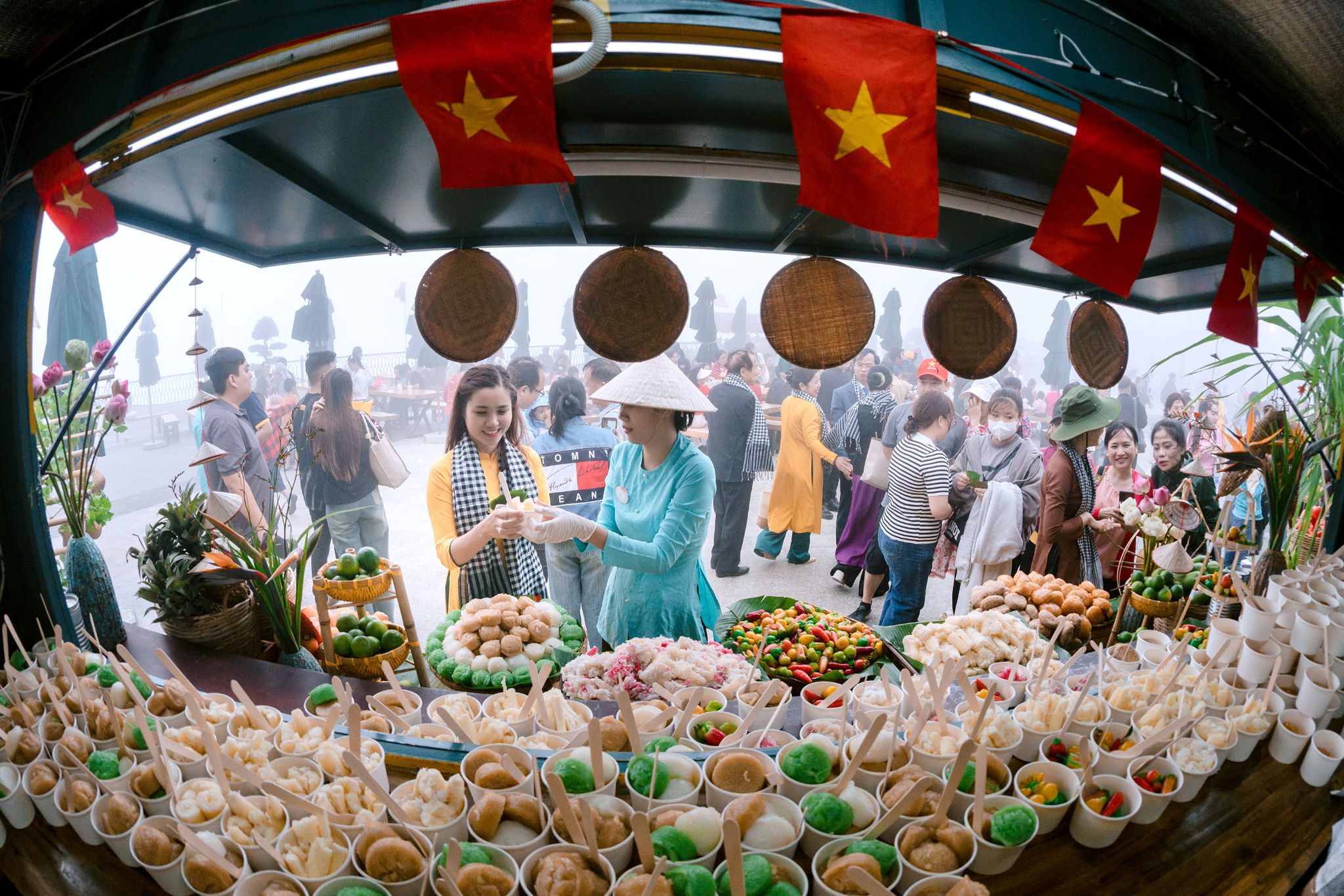 Trải nghiệm mua sắm bằng lá bồ đề độc đáo chỉ có tại núi Bà Đen, Tây Ninh