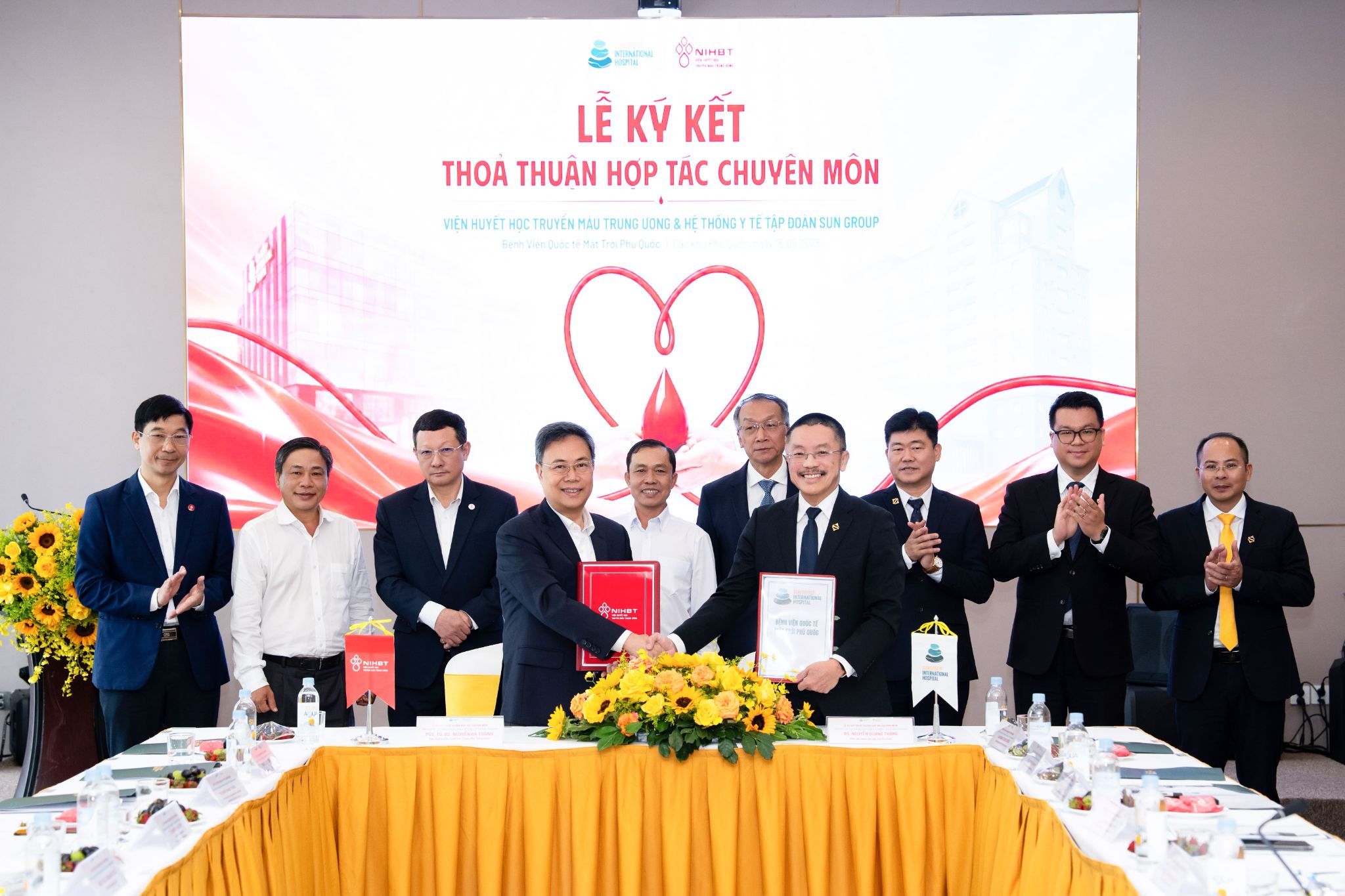 Ông Nguyễn Hà Thanh – Viện trưởng Viện Huyết học – Truyền máu Trung ương (bên trái) và ông Nguyễn Quang Thắng – Phó Giám đốc Khối Y tế Tập đoàn Sun Group, Giám đốc Bệnh viện Quốc tế Mặt Trời Phú Quốc (bên phải) thực hiện nghi thức ký kết hợp tác. Ảnh: Bệnh viện Quốc tế Mặt Trời.