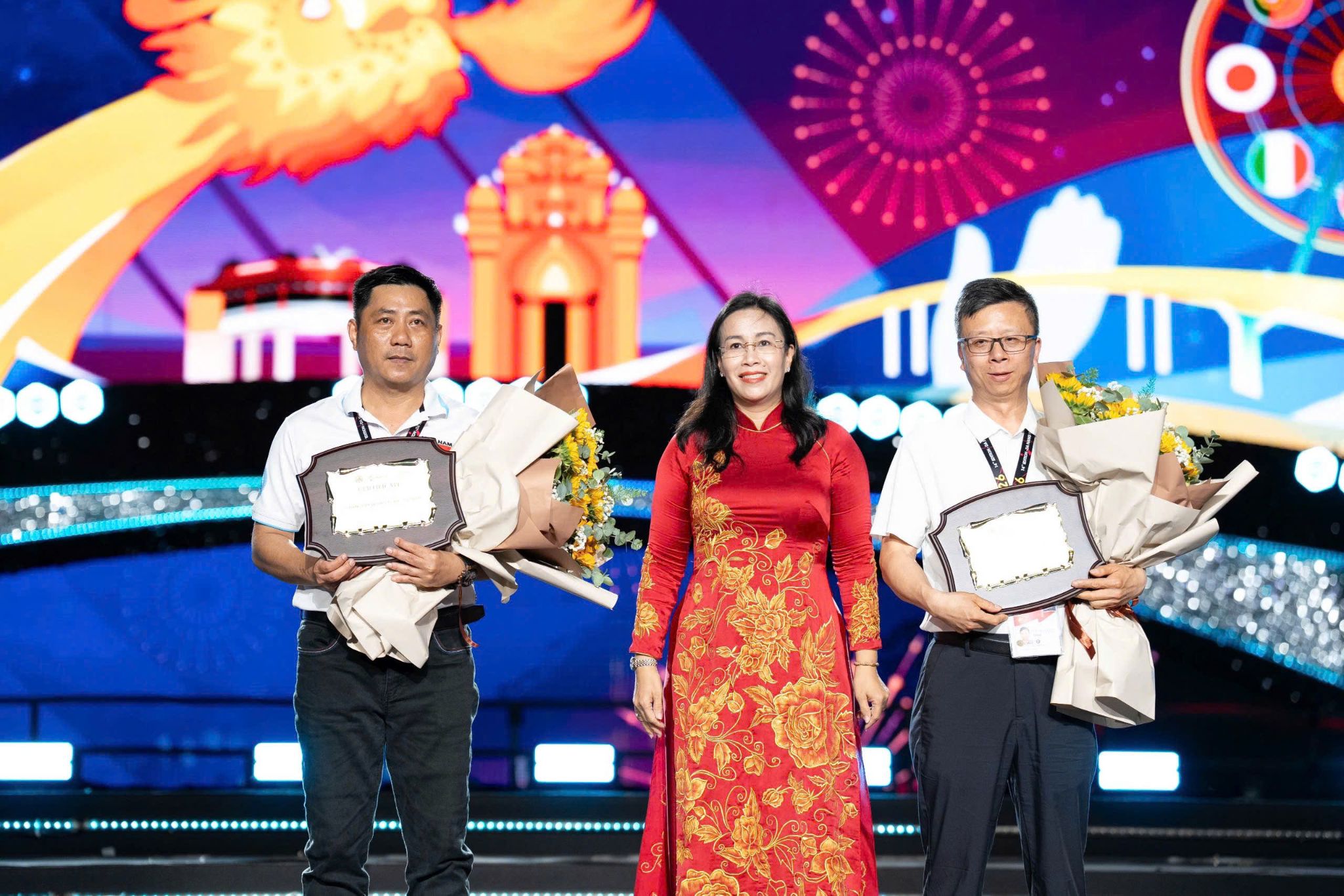 Bà Nguyễn Thị Anh Thi - Phó chủ tịch UBND thành phố Đà Nẵng trao kỷ niệm chương cho đại diện 2 đội tham gia trình diễn tại đêm khai mạc Lễ hội Pháo hoa Quốc tế Đà Nẵng - DIFF 2026