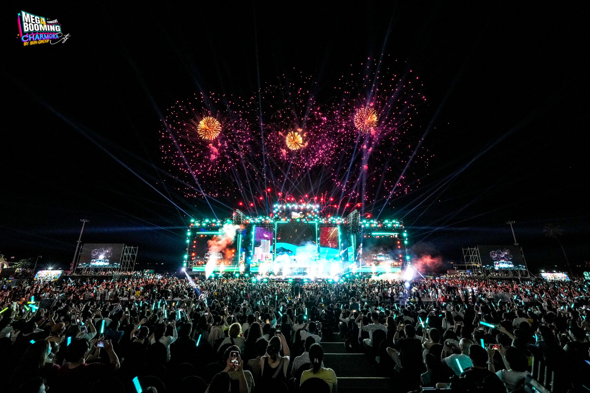 Gần 30.000 khán giả hòa mình vào đêm nhạc hội Mega Booming - Charmora City tại Nha Trang