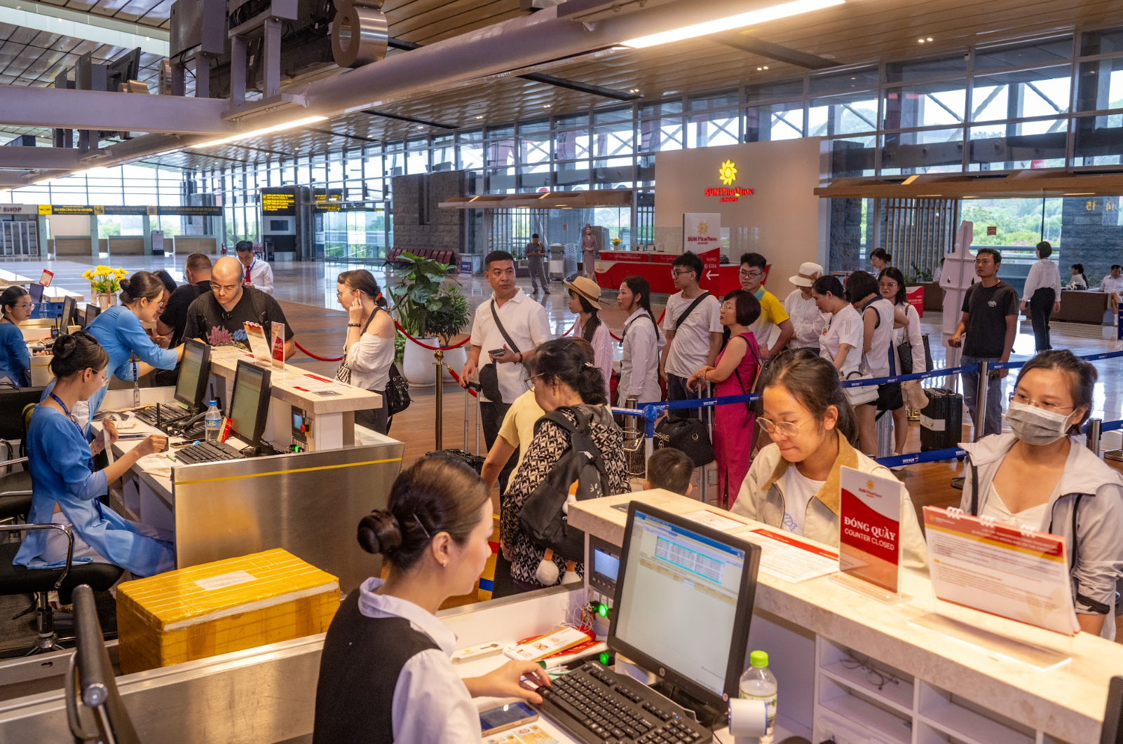 Khách check-in chuyến bay tại Vân Đồn