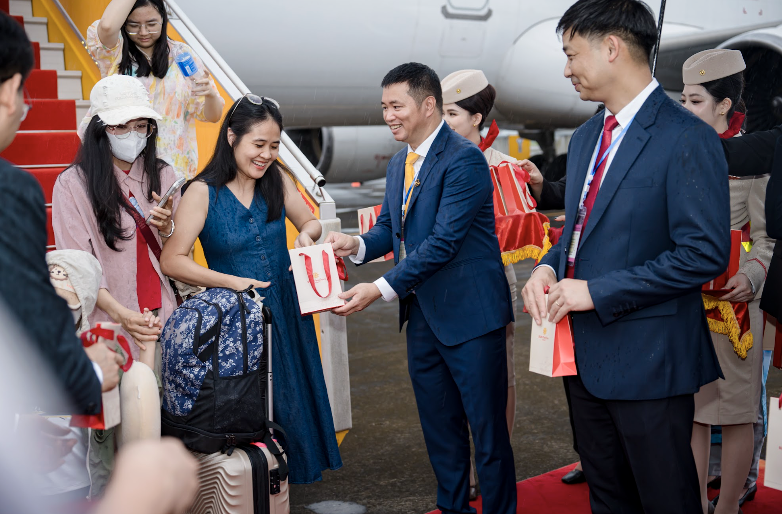 Hãng đón chào những du khách đầu tiên tại Vân Đồn