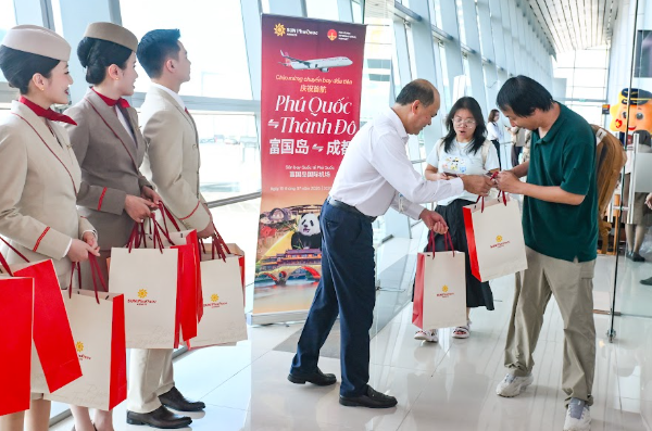 Đại diện Cảng HKQT Phú Quốc tặng quà những du khách đầu tiên của đường bay