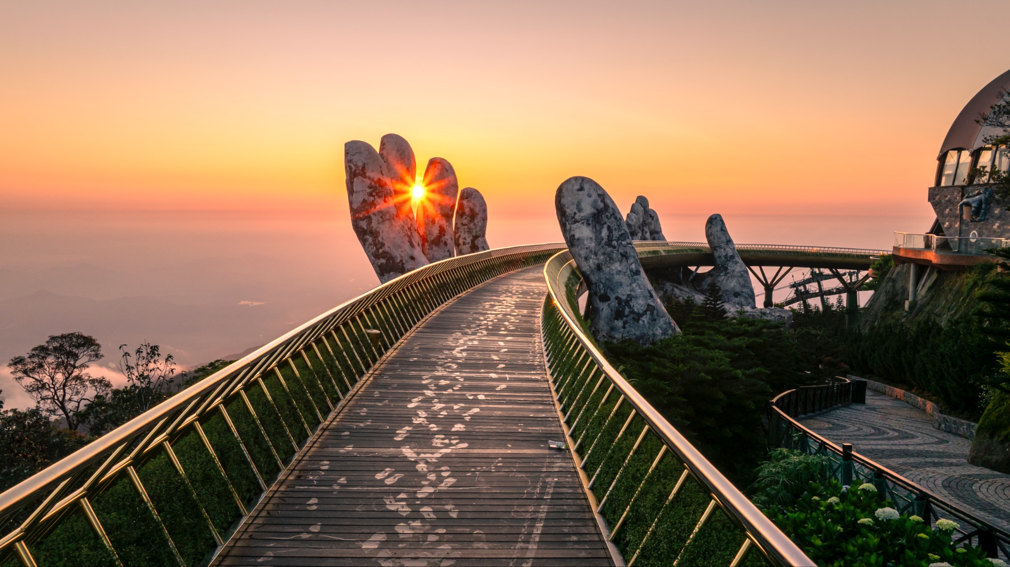 Sun Group đã tạo nên nhiều biểu tượng của du lịch Việt Nam như công trình Cầu Vàng tại Sun World Ba Na Hills hay hệ thống cáp treo đạt 2 kỷ lục Guiness của Sun World Fansipan Legend…