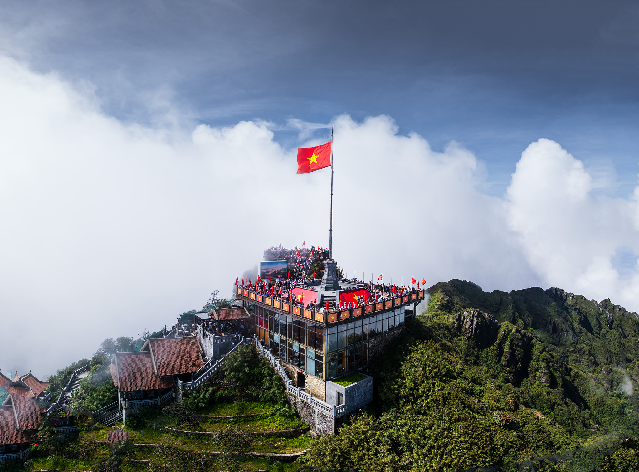 Quẩn thể tâm linh trên đỉnh Fansipan.
