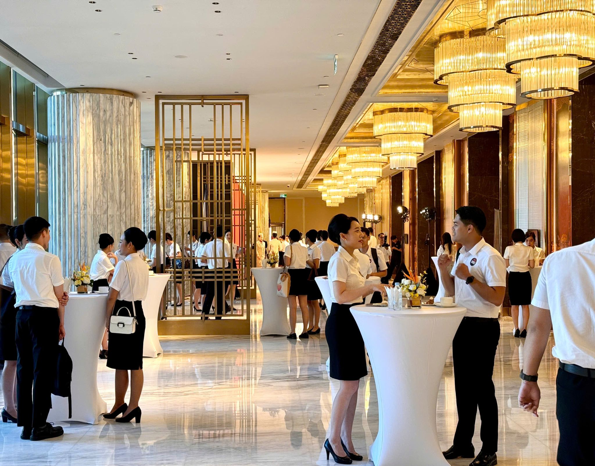 Ứng viên dùng tiệc trà (tea break) trong thời gian chờ đợi phỏng vấn