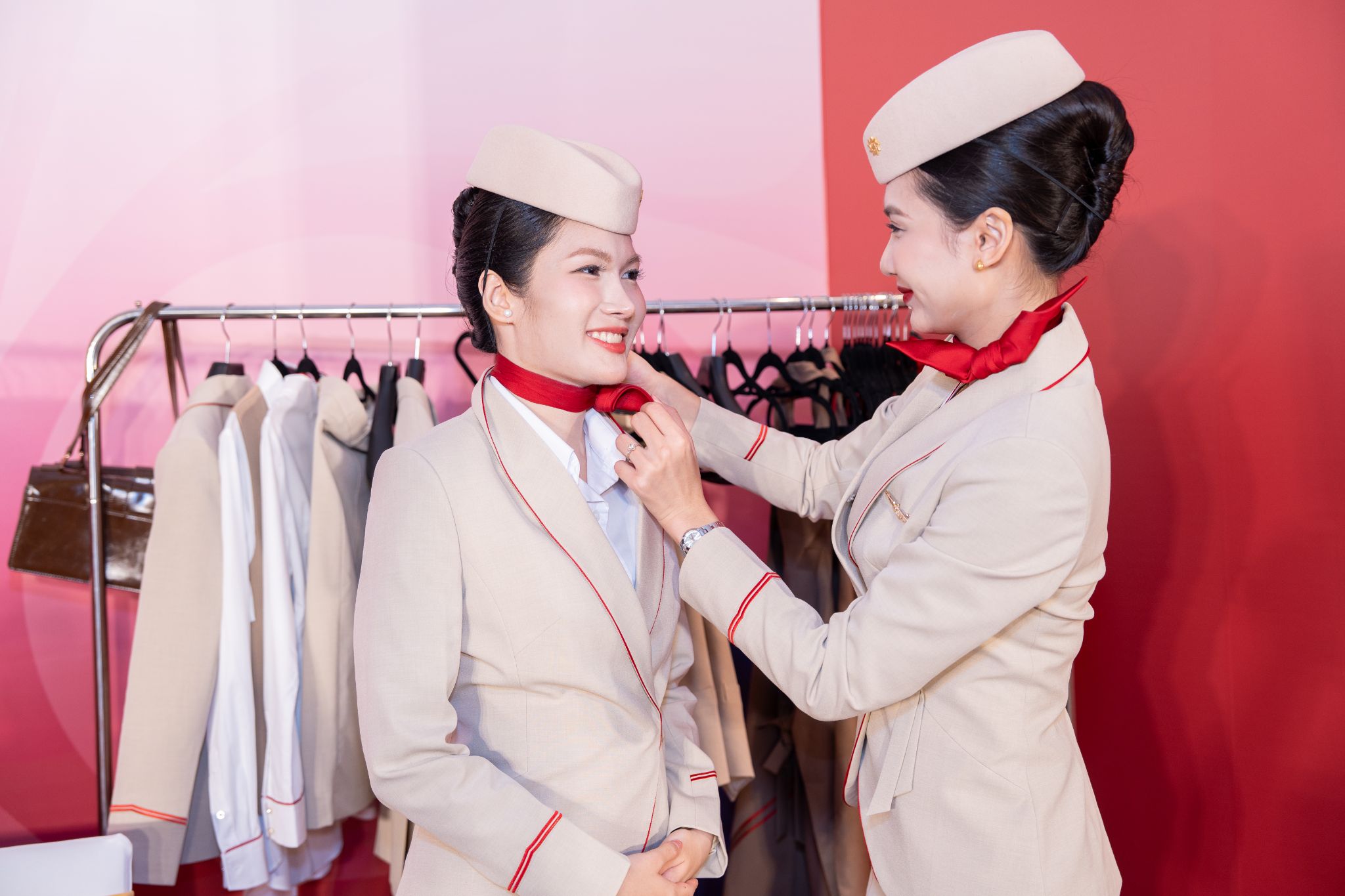 Ứng viên trải nghiệm mặc thử bộ đồng phục chính thức của hãng