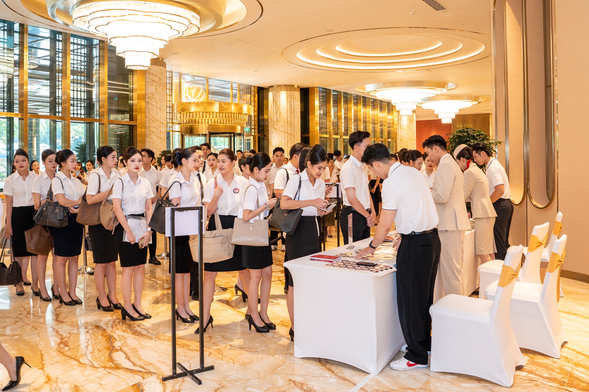 Ứng viên xếp hàng làm thủ tục check-in từ sáng sớm tại Ascott Tay Ho Hanoi