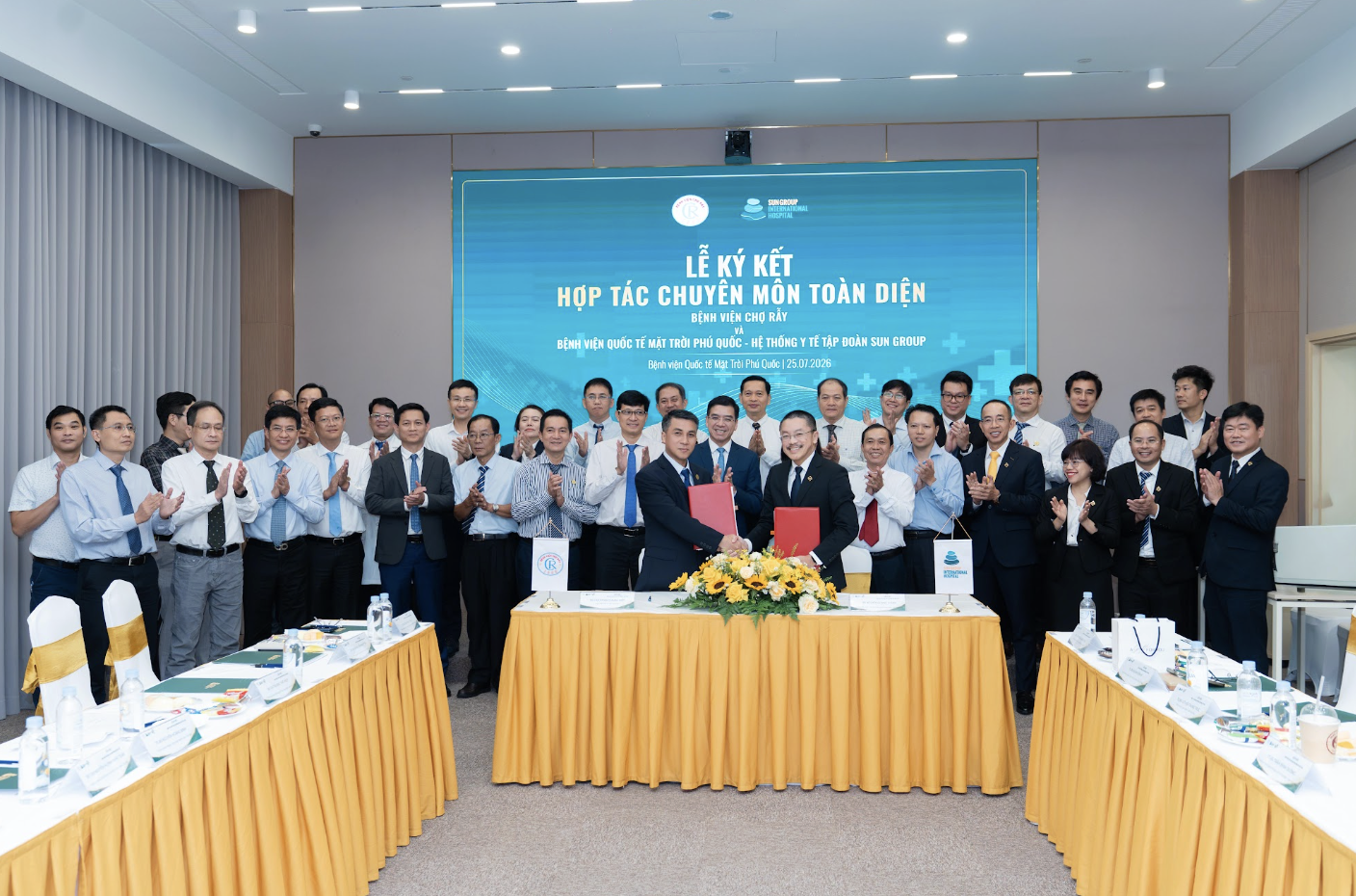 Đại diện Bệnh viện Chợ Rẫy và Bệnh viện QTMT Phú Quốc ký kết hợp tác