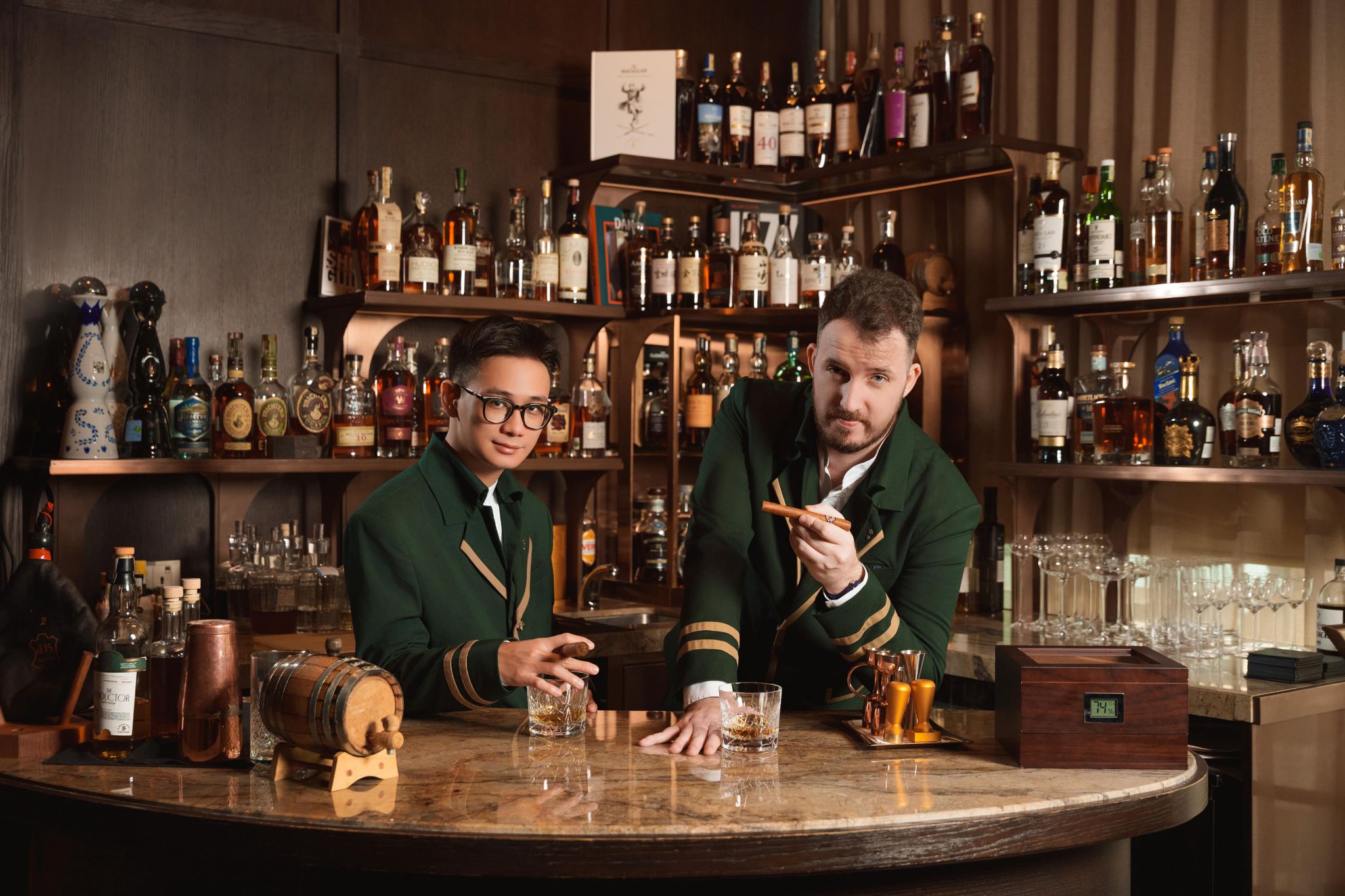 Bartender Patrick (trái) và quản lý bar Sean Halse (phải)