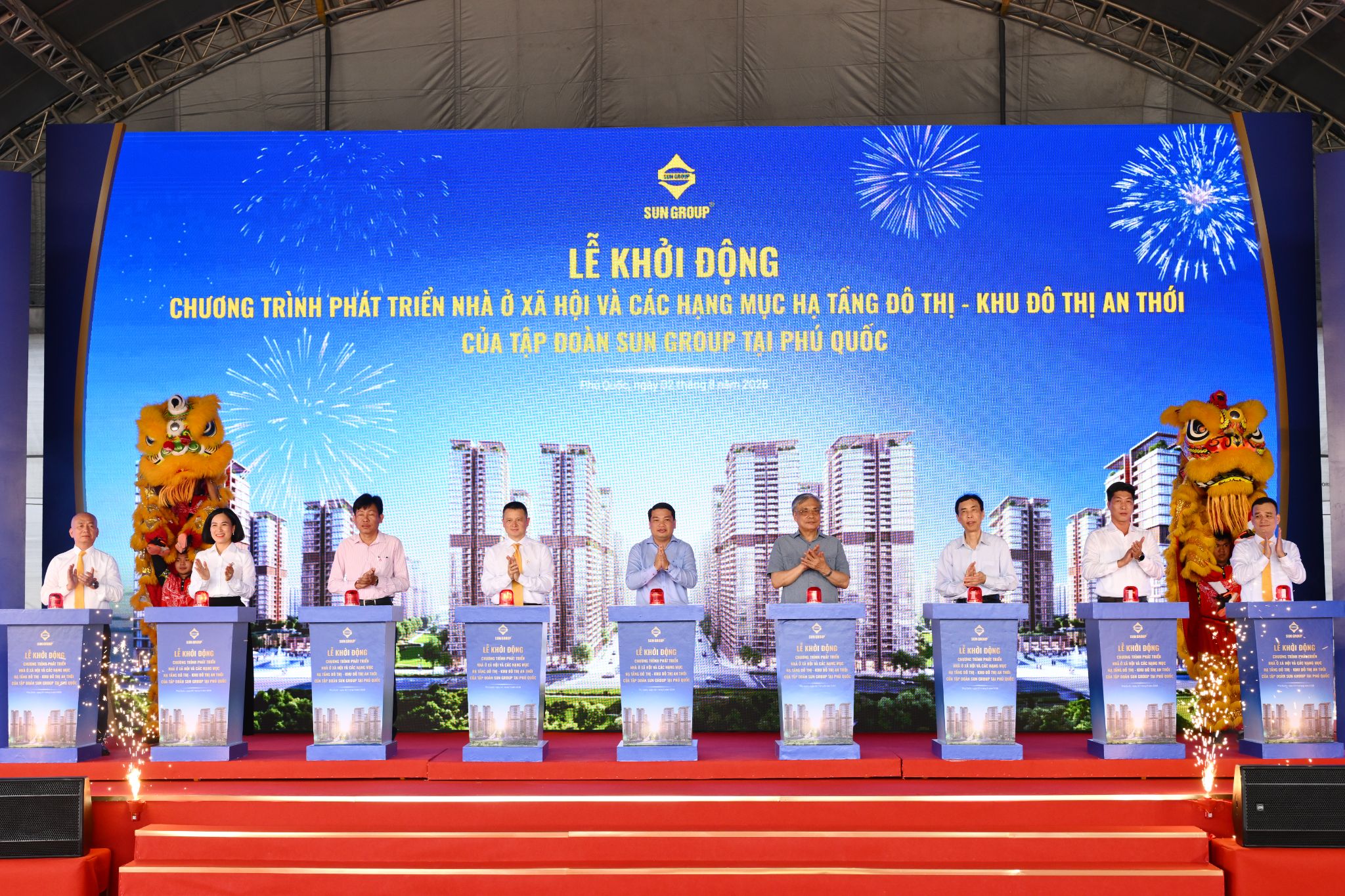 Các đại biểu thực hiện nghi thức khởi động dự án. Ảnh: Ánh Dương