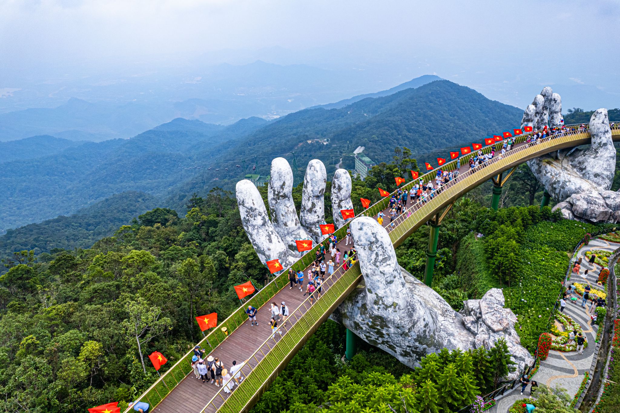 Cầu Vàng - công trình đưa Sun World Ba Na Hills nói riêng và Đà Nẵng nói chung trở thành điểm đến nổi tiếng toàn cầu.