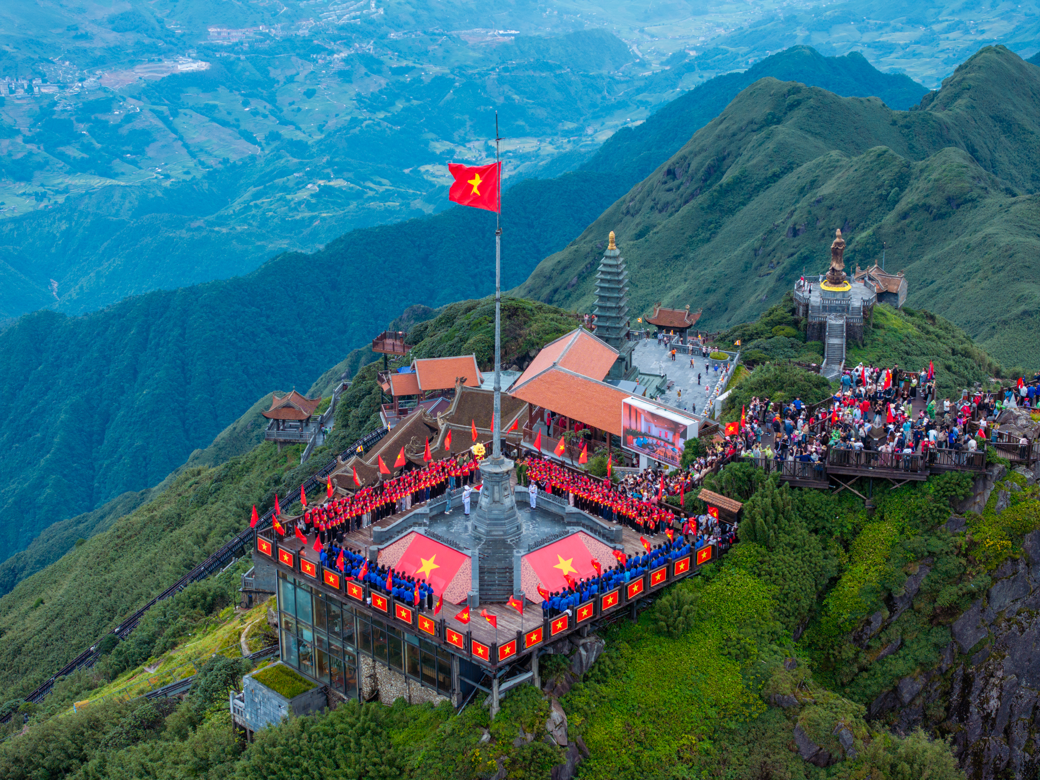 Ngày 31/8, 1/9, 2/9 du khách sẽ có cơ hội tham dự nghi thức Thượng cờ thiêng liêng và quy mô trên đỉnh Fansipan ở độ cao 3.143m.