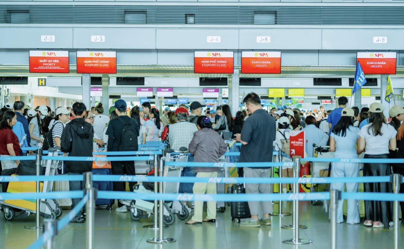 Những du khách đầu tiên của đường bay làm thủ tục tại quầy