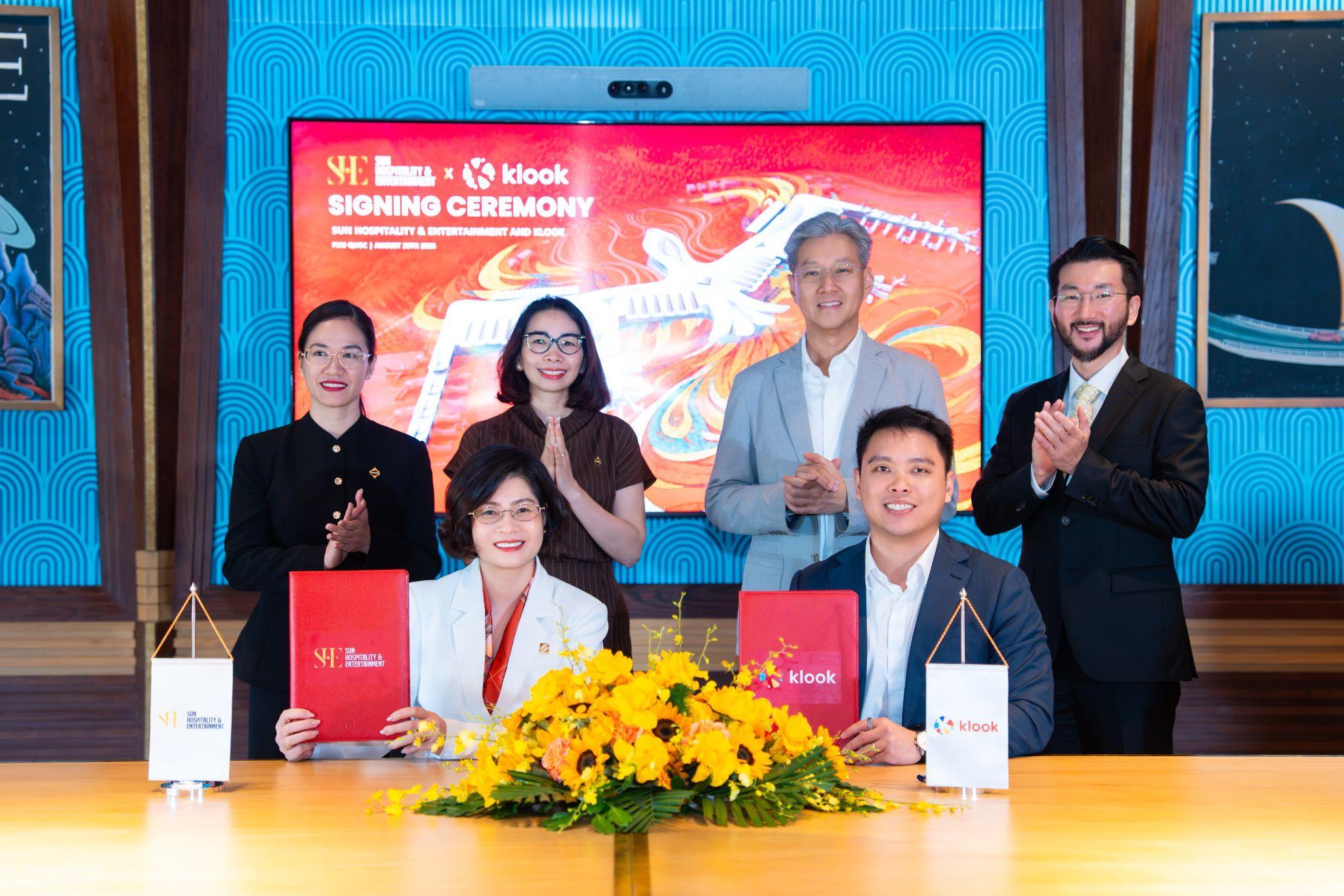 Sun Hospitality & Entertainment (S.H.E) và Klook ký hợp tác chiến lược toàn diện tại Phú Quốc, trong đó cùng nhau nâng tầm du lịch Việt Nam thông qua AI, công nghệ và truyền thông quốc tế