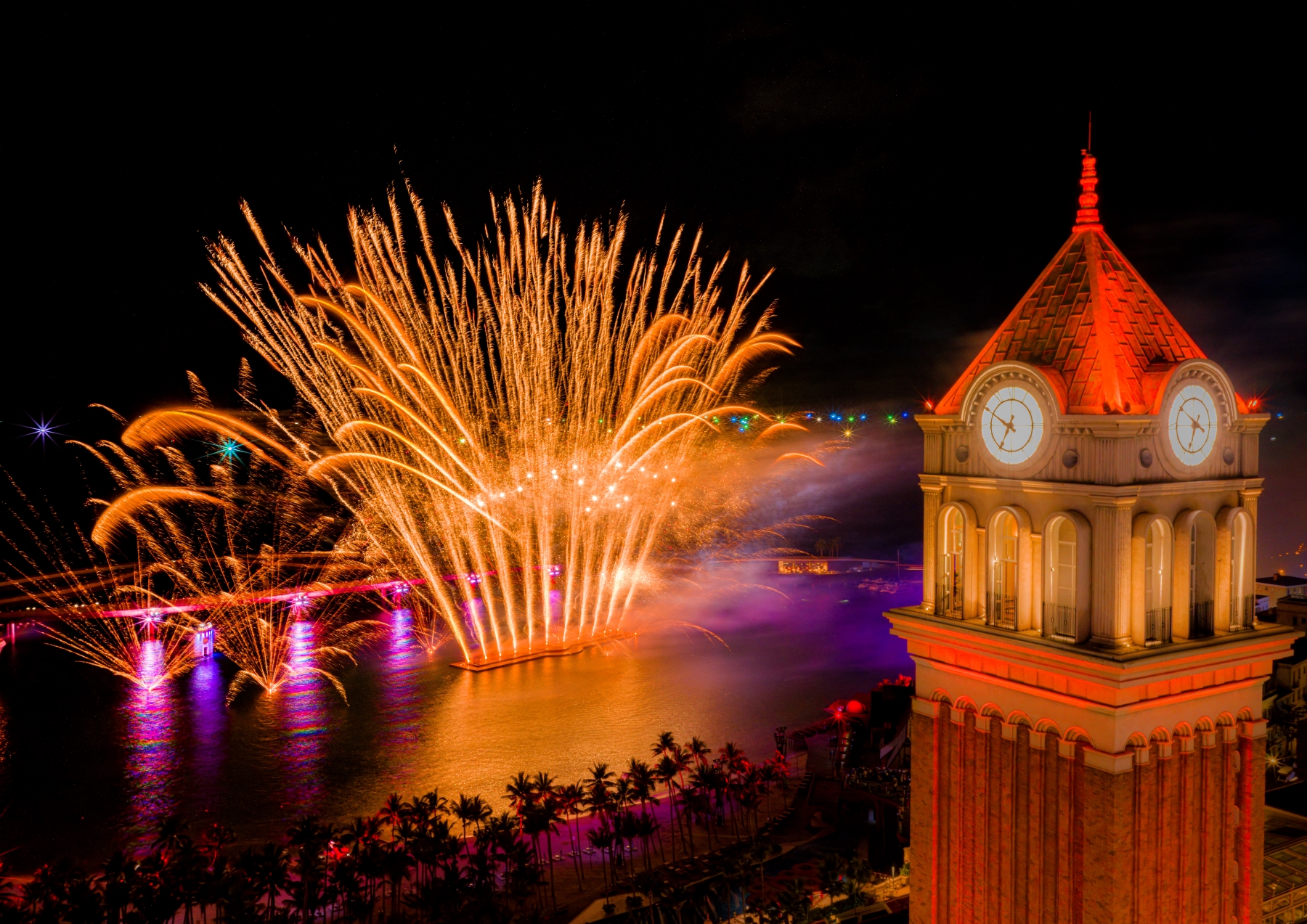 Show diễn Symphony of the Sea với màn pháo hoa rực sáng bầu trời đêm tại Thị trấn Hoàng Hôn là “chữ ký thị giác” của đảo Ngọc với du khách quốc tế
