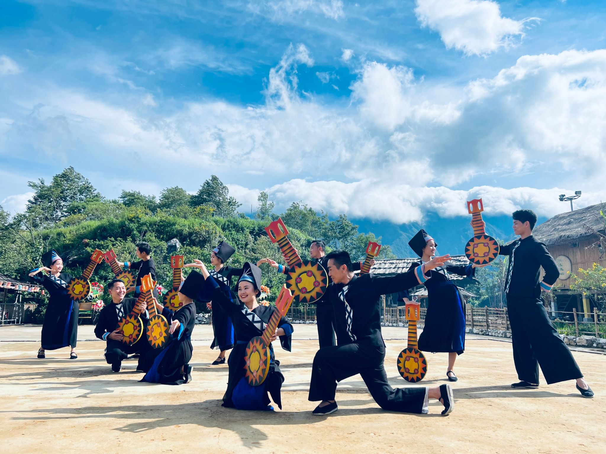 Bản Mây mang đến chiều sâu văn hóa cho chuyến đi và là lời giải cho bài toán làm du lịch hài hòa giữa bảo tồn văn hóa vùng cao và tạo sinh kế cho người dân.