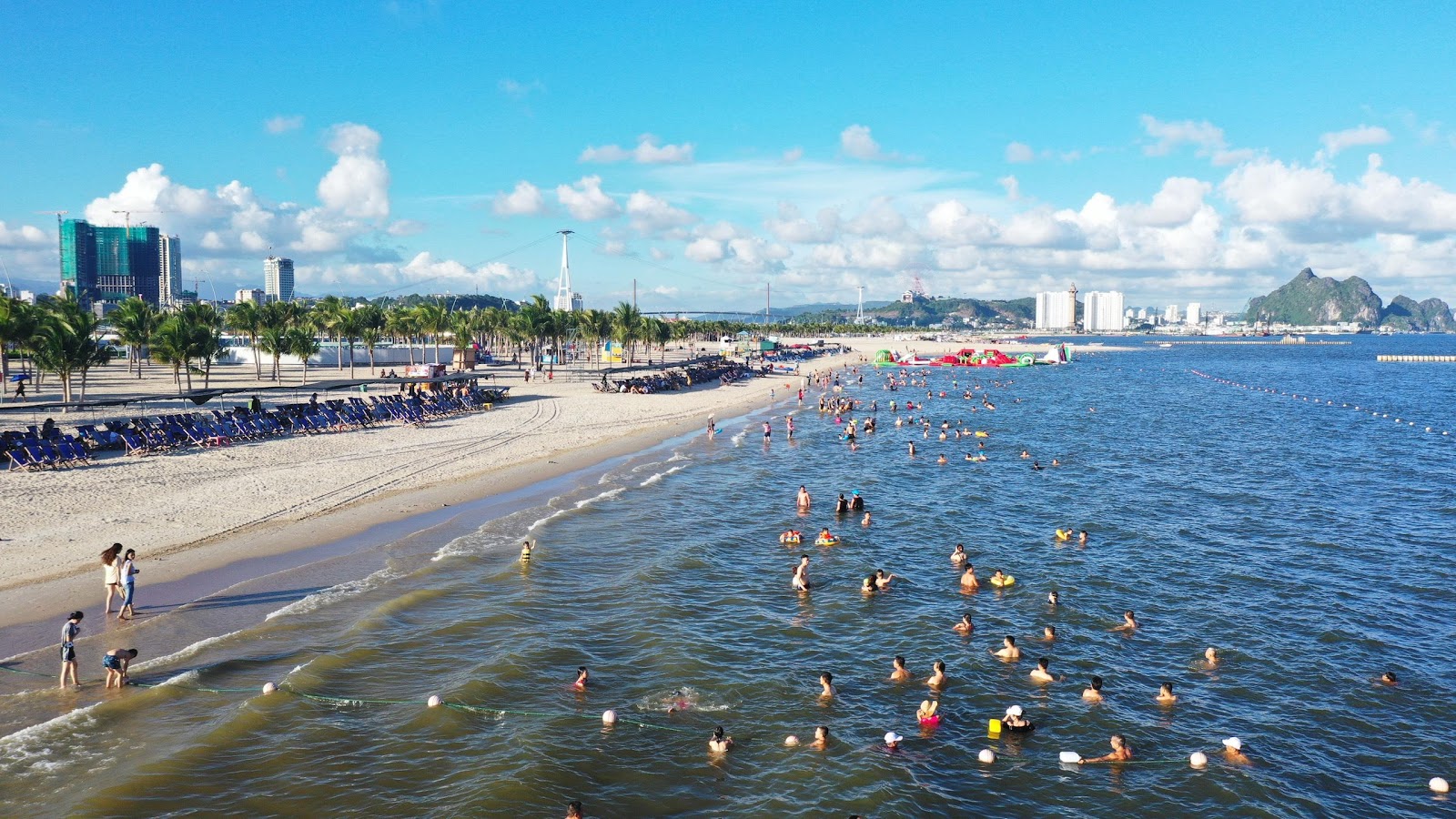 Biển Bãi Cháy thu hút du khách bởi cảnh quan tuyệt đẹp