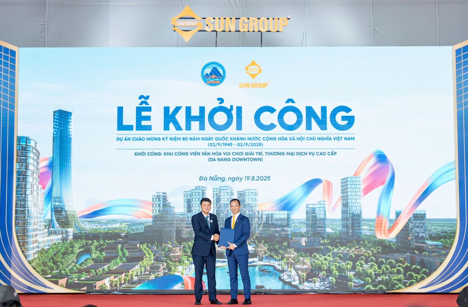 Đại diện Ngân hàng BIDV trao thư cam kết cấp tín dụng cho Tập đoàn Sun Group thực hiện dự án Da Nang Downtown