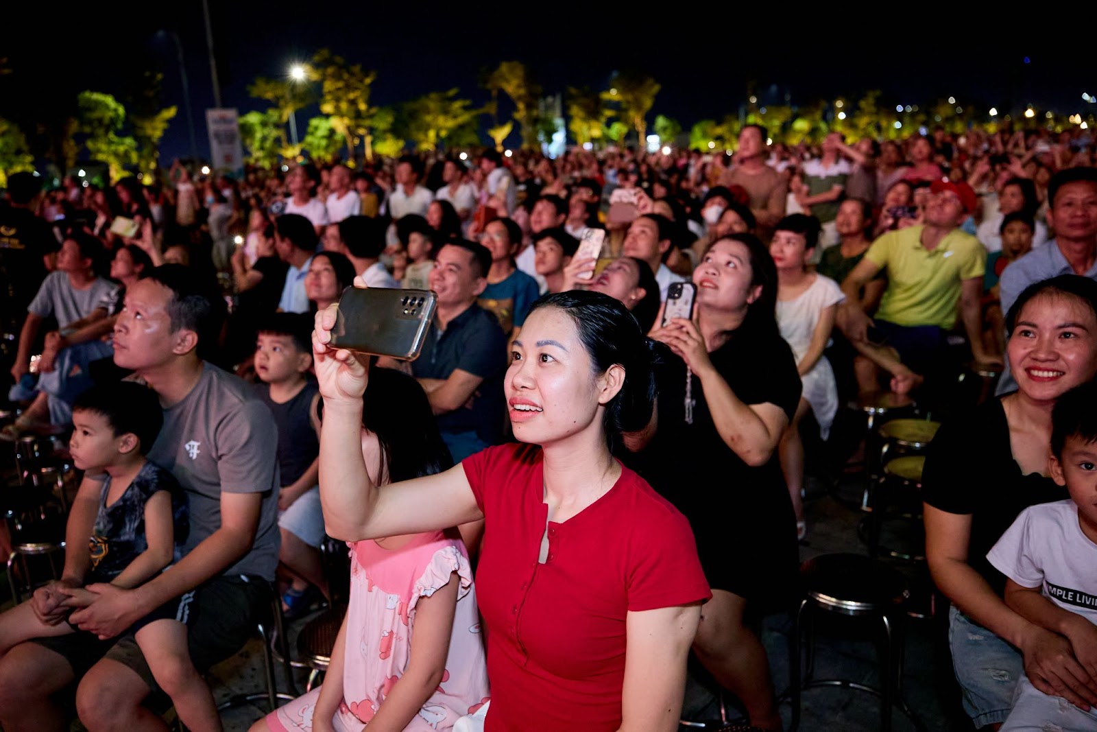 Hàng nghìn du khách xem chương trình từ đầu đến cuối