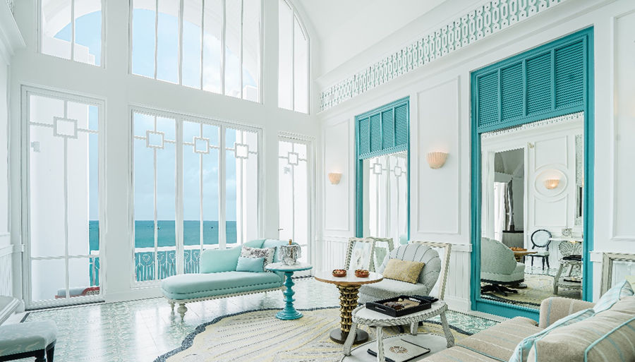 Phòng Turquoise Suite màu ngọc bích sang trọng mang đến không gian ngập tràn ánh sáng, hồ bơi riêng và tầm nhìn hướng biển ngoạn mục