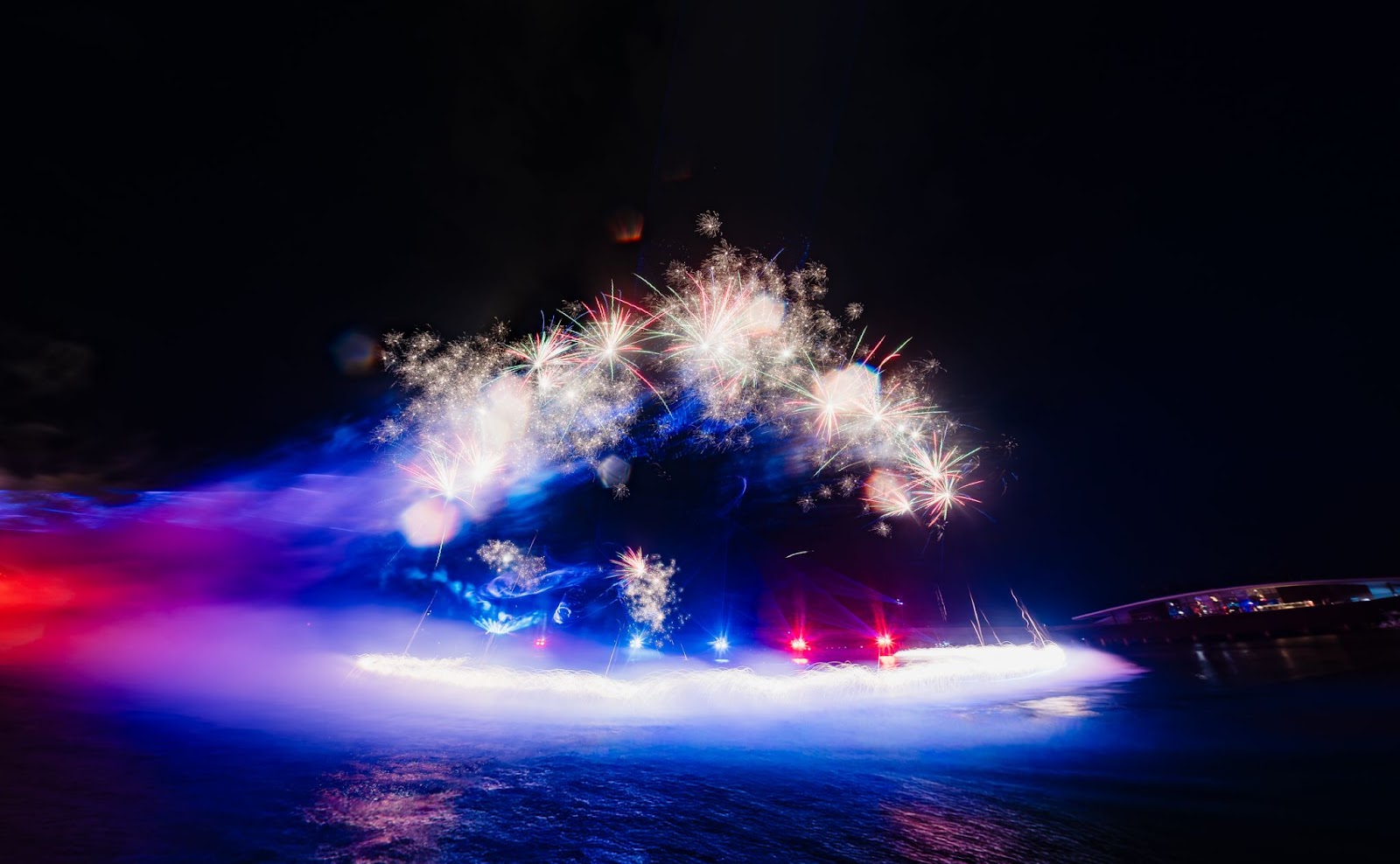 Những màn pháo hoa ánh sáng rợp trời