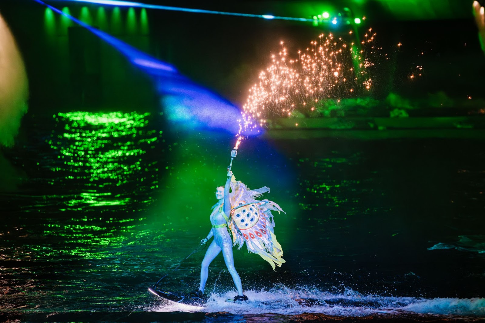 Những vận động viên Jetsurf trong trang phục cánh bướm lộng lẫy