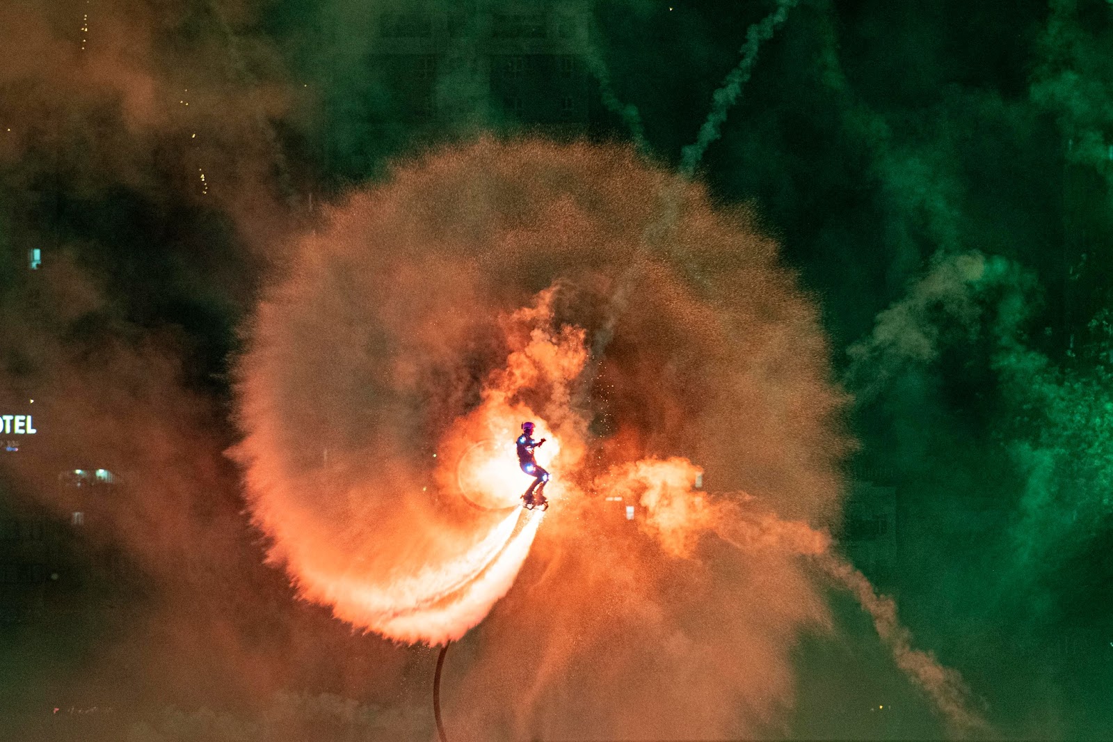 Những pha nhào lộn với hiệu ứng đèn led đầy ấn tượng