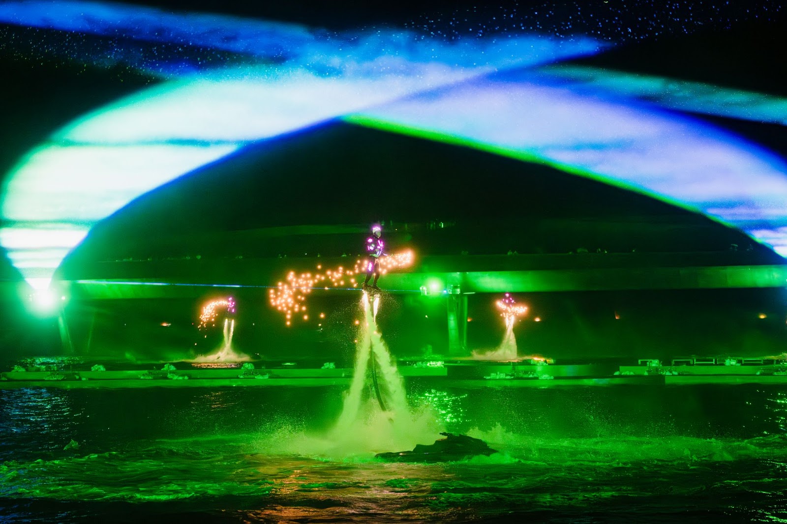 Sân khấu mãn nhãn của laser và ánh sáng