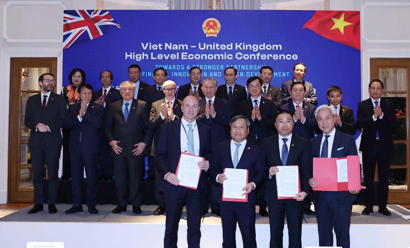 Ông Trần Minh Sơn, Phó Chủ tịch thường trực Hội đồng Quản trị Sun Group, đại diện Sun PhuQuoc Airways kí biên bản ghi nhớ hợp tác với đối tác