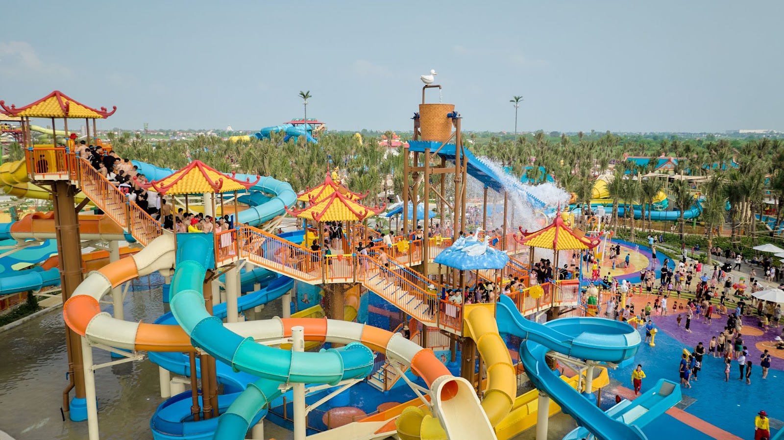 Công viên nước Sun World Hà Nam thu hút đông đảo du khách đến vui chơi giải trí.