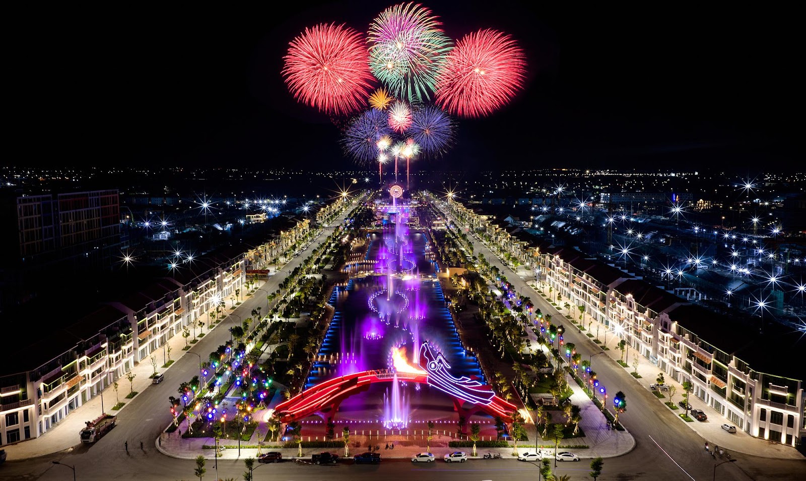 Dòng du khách đổ về trục đại lộ và quảng trường Thời đại cuối tuần.